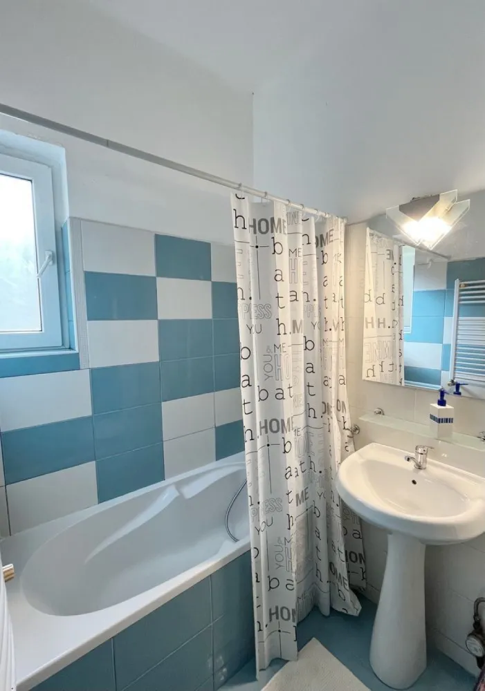 Inchiriez apartament 2 camere (+1) Parcul Carol - Apartamentul beneficiaza de o camera in plus la care se ajunge urcand cateva trepte (dupa ce se iese din apartament). Aceasta se poate amenaja dupa bunul plac (birou, dressing, etc) De asemenea se ofera si un loc de parcare acoperit (inclus in pretul chiriei). Apartamentul are doua balcoane si beneficiaza de centrala proprie. Este situat intr un imobil tip vila (parter + etaj) la 10 minute de mers pe jos de statia de metrou unirii, la 10 minute de statia tineretului (si de parcul tineretului) si la 5 minute de parcul Carol. Cel mai apropiat Mega Image este la 200m. Alt avantaj ar fi lipsa intretinerii. Nu se plateste decat ce se consuma (gaze, curent, apa)