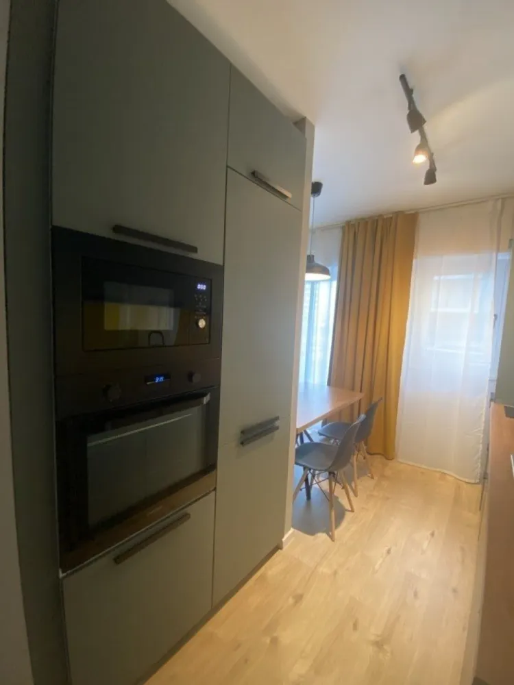 Lux | 2 camere, 2 bai | Terasa | Belvedere Residences - Inchiriez apartament 2 camere, 2 bai si terasa, cu design ultra modern situat in Belvedere Residences. Caracteristici: - suprafata 53 mp; - disponibil imediat; - complet mobiliat si utilat cu electrocasnice premium; - extrem de luminos, pozitionare excelenta (E) - proximitate metrou (3 min de mers pe jos) - proximitate centre comerciale, numeroase sali de sport (2-5 min), Kaufland (4 min), shop (2 min), mall (Promenada), parcuri (Tei, Herastrau); - parchet, incalzire in pardoseala; - geam termopan; - terasa; - canapea extensibila; - electrocasnice complet incorporabile: masina de spalat vase, masina de spalat rufe cu uscator, 2 aparate de A/C, 1 televizor Samsung Smart, hota si plita incorporabila, frigider No Frost incorporabil, cuptor electric si incorporabil, cuptor cu microunde incorporabil, centrala termica, incalzire pardoseala. Inchiriere pe termen lung, preferabil 24 luni. Nu se accepta animalele de companie. Se percepe 1 luna chirie + 2 luni garantie.