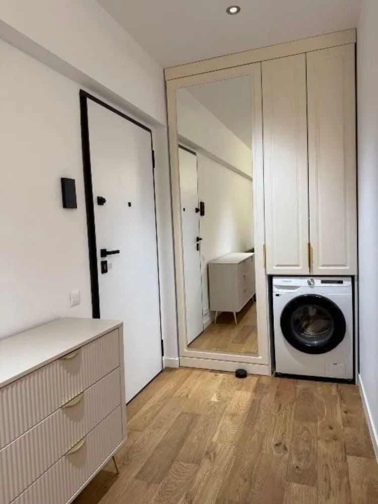 Închiriere apartament 2 camere Complex Rezidenţial One Cotroceni - proprietar - Închiriere apartament 2 camere Complex Rezidenţial One Cotroceni direct proprietar. Apartamentul de 2 camere situat la etajul 2 din 12 este complet mobilat + utilat şi beneficiază de finisaje de o calitate superioară încadrându-se în clasa premium. Apartamentul este prevăzut cu încălzire în pardoseală cu posibilitatea setării temperaturii diferenţiate în funcţie de încăpere, utilat cu parchet multi stratificat iar faţada imobilului este ventilată. Apartamentul se închiriază cu loc de parcare subteran inclus în preţ. Facilităţile complexului rezidenţial sunt: - acces facil la staţia de metrou academia militară situată la 50 de m de complex, linii de tramvai, troleu, autobuze, complexul fiind bine conectat cu centrul oraşului; - â sală de fitness prevăzută cu piscină semiolimpică; - â numeroase terase şi restaurante în incinta complexului; - â farmacie, supermarket, cafenele etc. - â paza permanentă şi monitorizare video asigurată de firma specializată; - â spaţii verzi, parc de joacă pentru copii; - â hypermarket Lidl Imobilul a fost finalizat în anul 2024. Apartamentul se închiriază cu contract înregistrat la ANAF. Nu sunt interesat de colaborarea cu agenţii imobiliare. Nu se acceptă animale de companie. La închiriere se percepe o chirie în avans.
