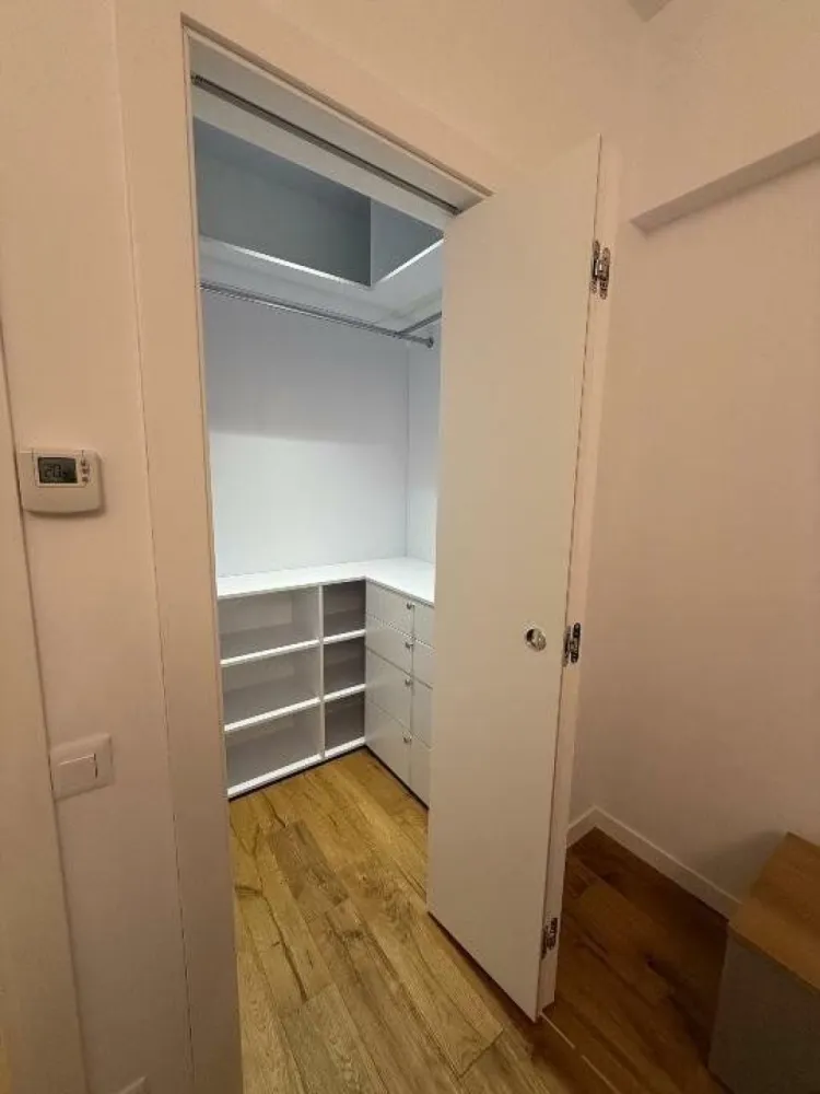 Închiriere apartament 2 camere Complex Rezidenţial One Cotroceni - proprietar - Închiriere apartament 2 camere Complex Rezidenţial One Cotroceni direct proprietar. Apartamentul de 2 camere situat la etajul 2 din 12 este complet mobilat + utilat şi beneficiază de finisaje de o calitate superioară încadrându-se în clasa premium. Apartamentul este prevăzut cu încălzire în pardoseală cu posibilitatea setării temperaturii diferenţiate în funcţie de încăpere, utilat cu parchet multi stratificat iar faţada imobilului este ventilată. Apartamentul se închiriază cu loc de parcare subteran inclus în preţ. Facilităţile complexului rezidenţial sunt: - acces facil la staţia de metrou academia militară situată la 50 de m de complex, linii de tramvai, troleu, autobuze, complexul fiind bine conectat cu centrul oraşului; - â sală de fitness prevăzută cu piscină semiolimpică; - â numeroase terase şi restaurante în incinta complexului; - â farmacie, supermarket, cafenele etc. - â paza permanentă şi monitorizare video asigurată de firma specializată; - â spaţii verzi, parc de joacă pentru copii; - â hypermarket Lidl Imobilul a fost finalizat în anul 2024. Apartamentul se închiriază cu contract înregistrat la ANAF. Nu sunt interesat de colaborarea cu agenţii imobiliare. Nu se acceptă animale de companie. La închiriere se percepe o chirie în avans.