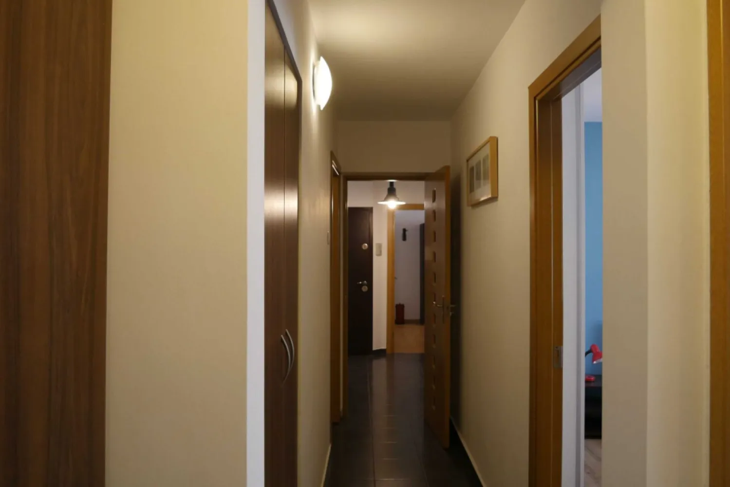 Apartament 3 camere Lacul Morii 4/8 - Vand apartament 3 camere, et 4/8 in zona Crangasi, pe strada Saidac Gh nr 15, la 2 minute de Lacul Morii, apartamentul a fost renovat complet in 2012 si zugravit recent. Apartamentul se afla la 8 minute de statia de metrou Crangasi si la 5 minute de parcul Crangasi. Blocul a fost reabilitat termic in 2023, lifturile au fost schimbate.