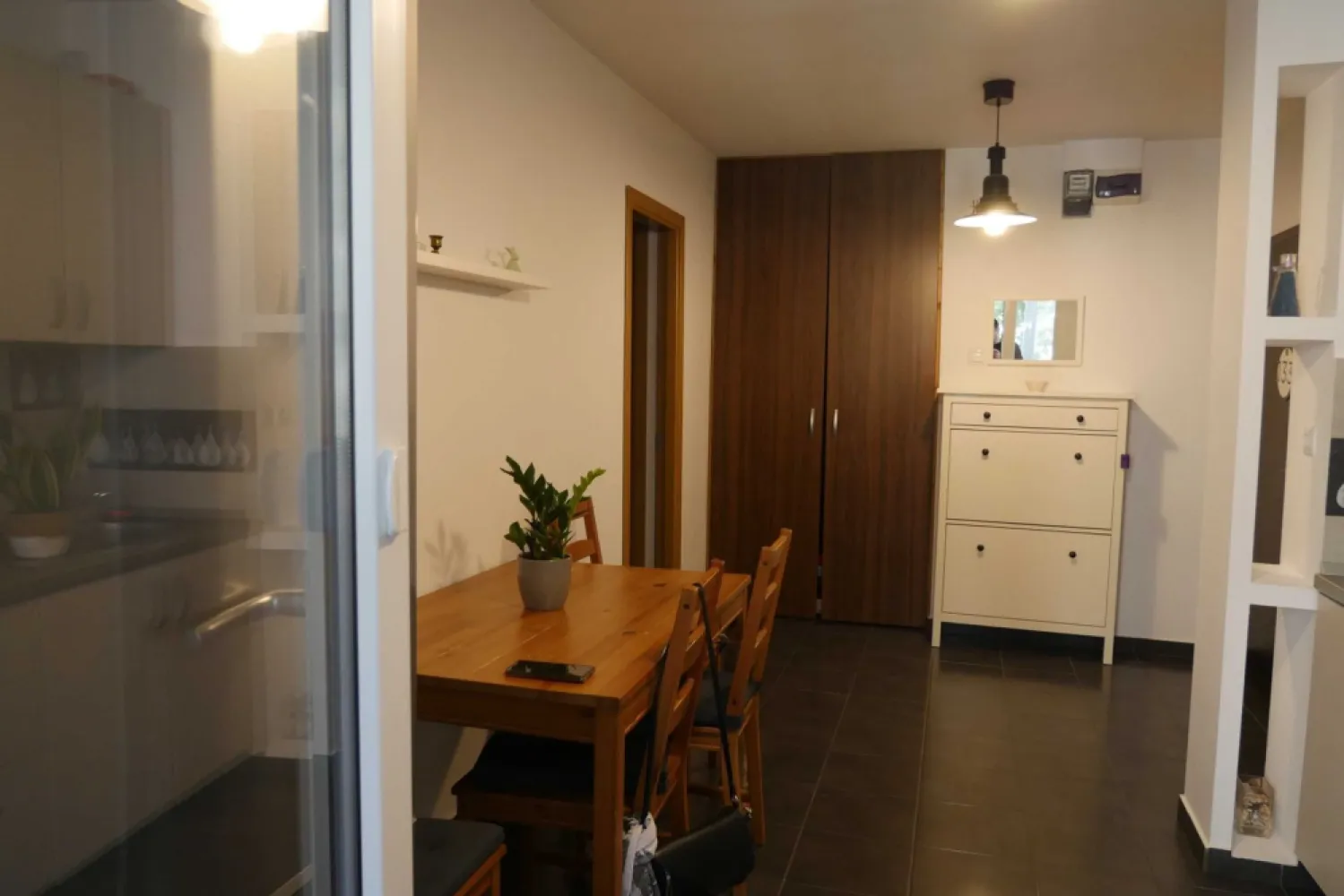 Apartament 3 camere Lacul Morii 4/8 - Vand apartament 3 camere, et 4/8 in zona Crangasi, pe strada Saidac Gh nr 15, la 2 minute de Lacul Morii, apartamentul a fost renovat complet in 2012 si zugravit recent. Apartamentul se afla la 8 minute de statia de metrou Crangasi si la 5 minute de parcul Crangasi. Blocul a fost reabilitat termic in 2023, lifturile au fost schimbate.