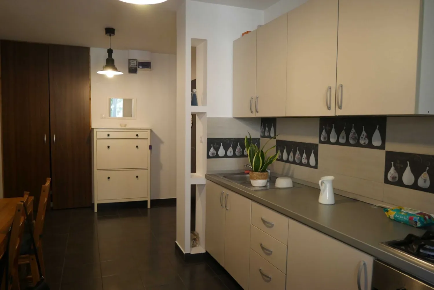 Apartament 3 camere Lacul Morii 4/8 - Vand apartament 3 camere, et 4/8 in zona Crangasi, pe strada Saidac Gh nr 15, la 2 minute de Lacul Morii, apartamentul a fost renovat complet in 2012 si zugravit recent. Apartamentul se afla la 8 minute de statia de metrou Crangasi si la 5 minute de parcul Crangasi. Blocul a fost reabilitat termic in 2023, lifturile au fost schimbate.