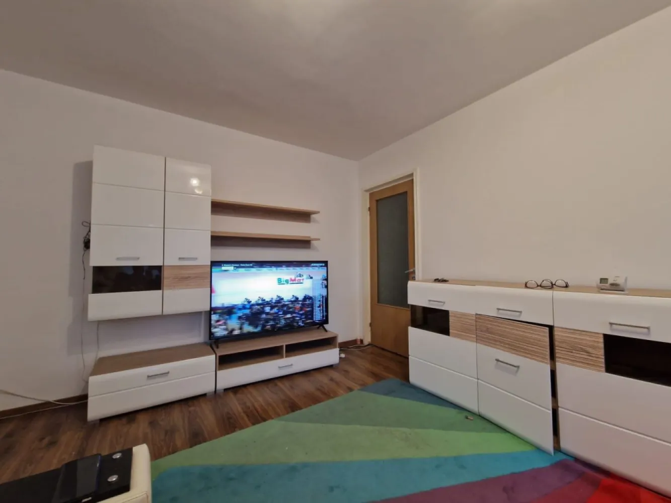 Apartament 3 camere Dna Ghica- centrala proprie - Direct proprietar , fara comision de intermediere, apartament 3 camere, confort 1, Colentina Dna Ghica,suprafata utila de 66 mp, etaj 5/10, amenajat cu gresie si faianta in hol intrare, baie si bucatarie, iar in camere cu parchet. Blocul este anvelopat, iar apartamentul dispune de centrala termica proprie Ariston si boilere electrice Ariston in baie si bucatarie. Apartamentul dispune de o logie cu debara inclusa in suprafata de 6.37 mp. Apartamentul este partial mobilat si utilat(cuptor, plita, masina de spalat rufe Bosch, aer conditionat Bosch) Statie de transport public apropiata: autobuzurile 143, 182, 282, 243, 343, 382, 66 si tramvaiul 21. In apropiere se aflata gradinite, scolile nr.27,30, cat si Parcurile Plumbuita si Tei Fara risc seismic sau de urgenta. Contact si vizionari dupa ora 17.00