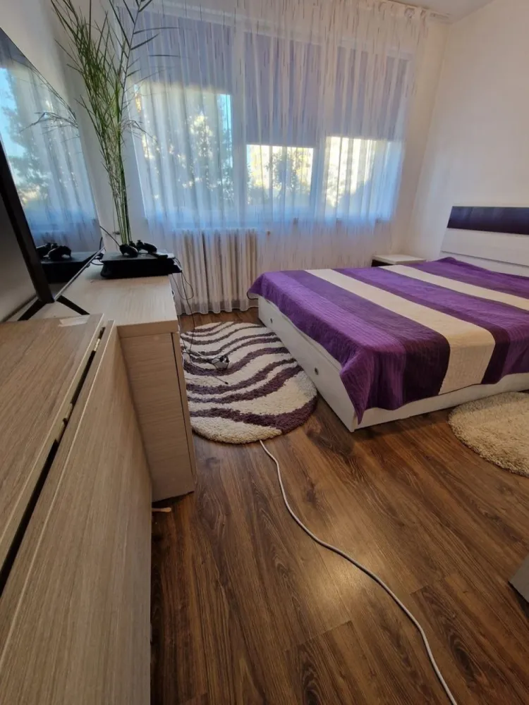 Apartament 3 camere Dna Ghica- centrala proprie - Direct proprietar , fara comision de intermediere, apartament 3 camere, confort 1, Colentina Dna Ghica,suprafata utila de 66 mp, etaj 5/10, amenajat cu gresie si faianta in hol intrare, baie si bucatarie, iar in camere cu parchet. Blocul este anvelopat, iar apartamentul dispune de centrala termica proprie Ariston si boilere electrice Ariston in baie si bucatarie. Apartamentul dispune de o logie cu debara inclusa in suprafata de 6.37 mp. Apartamentul este partial mobilat si utilat(cuptor, plita, masina de spalat rufe Bosch, aer conditionat Bosch) Statie de transport public apropiata: autobuzurile 143, 182, 282, 243, 343, 382, 66 si tramvaiul 21. In apropiere se aflata gradinite, scolile nr.27,30, cat si Parcurile Plumbuita si Tei Fara risc seismic sau de urgenta. Contact si vizionari dupa ora 17.00