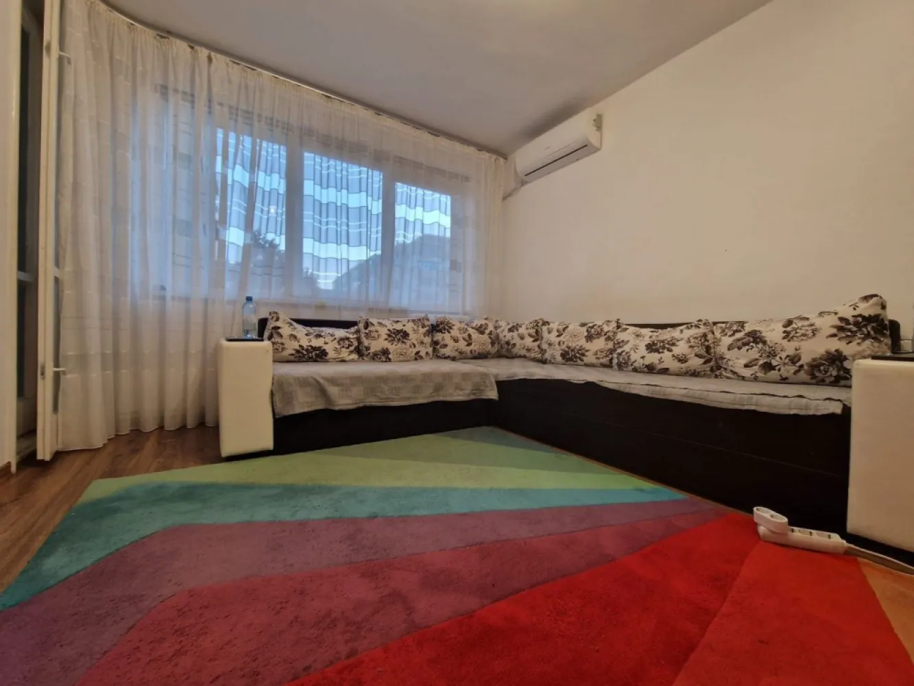 Apartament 3 camere Dna Ghica- centrala proprie - Direct proprietar , fara comision de intermediere, apartament 3 camere, confort 1, Colentina Dna Ghica,suprafata utila de 66 mp, etaj 5/10, amenajat cu gresie si faianta in hol intrare, baie si bucatarie, iar in camere cu parchet. Blocul este anvelopat, iar apartamentul dispune de centrala termica proprie Ariston si boilere electrice Ariston in baie si bucatarie. Apartamentul dispune de o logie cu debara inclusa in suprafata de 6.37 mp. Apartamentul este partial mobilat si utilat(cuptor, plita, masina de spalat rufe Bosch, aer conditionat Bosch) Statie de transport public apropiata: autobuzurile 143, 182, 282, 243, 343, 382, 66 si tramvaiul 21. In apropiere se aflata gradinite, scolile nr.27,30, cat si Parcurile Plumbuita si Tei Fara risc seismic sau de urgenta. Contact si vizionari dupa ora 17.00