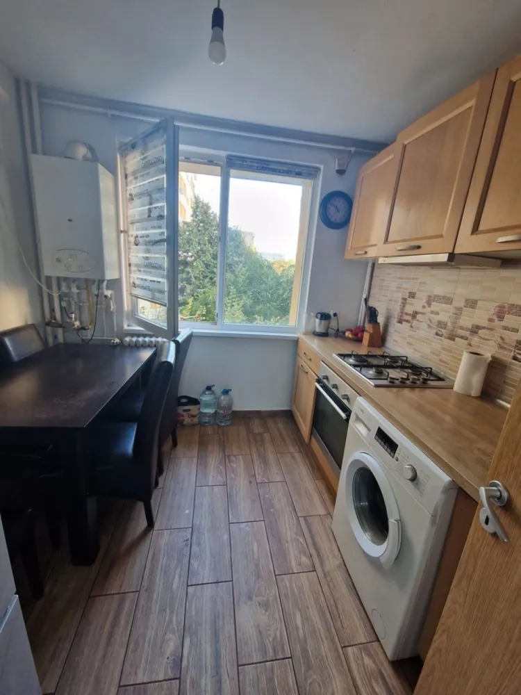 Apartament 3 camere Dna Ghica- centrala proprie - Direct proprietar , fara comision de intermediere, apartament 3 camere, confort 1, Colentina Dna Ghica,suprafata utila de 66 mp, etaj 5/10, amenajat cu gresie si faianta in hol intrare, baie si bucatarie, iar in camere cu parchet. Blocul este anvelopat, iar apartamentul dispune de centrala termica proprie Ariston si boilere electrice Ariston in baie si bucatarie. Apartamentul dispune de o logie cu debara inclusa in suprafata de 6.37 mp. Apartamentul este partial mobilat si utilat(cuptor, plita, masina de spalat rufe Bosch, aer conditionat Bosch) Statie de transport public apropiata: autobuzurile 143, 182, 282, 243, 343, 382, 66 si tramvaiul 21. In apropiere se aflata gradinite, scolile nr.27,30, cat si Parcurile Plumbuita si Tei Fara risc seismic sau de urgenta. Contact si vizionari dupa ora 17.00