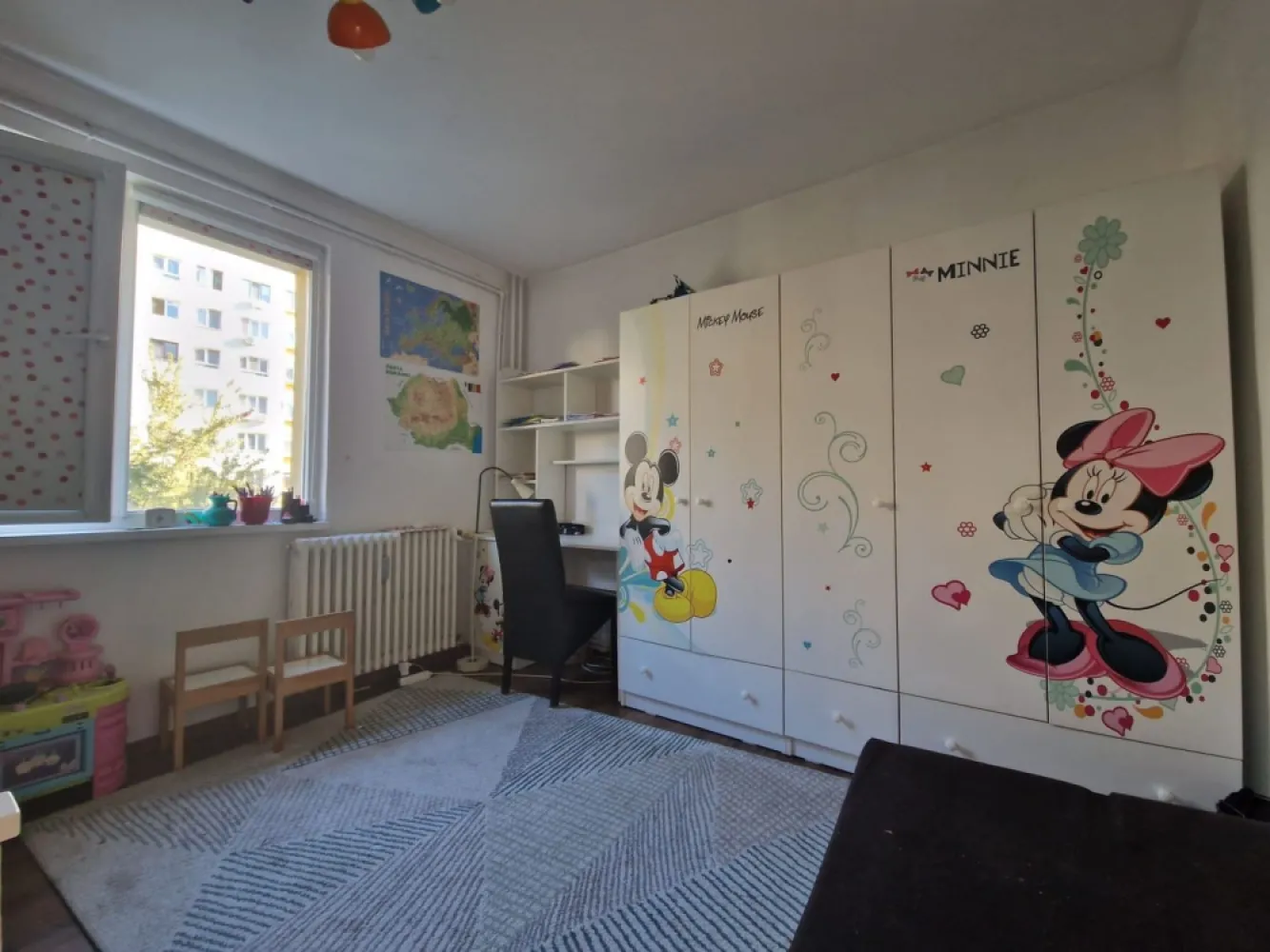 Apartament 3 camere Dna Ghica- centrala proprie - Direct proprietar , fara comision de intermediere, apartament 3 camere, confort 1, Colentina Dna Ghica,suprafata utila de 66 mp, etaj 5/10, amenajat cu gresie si faianta in hol intrare, baie si bucatarie, iar in camere cu parchet. Blocul este anvelopat, iar apartamentul dispune de centrala termica proprie Ariston si boilere electrice Ariston in baie si bucatarie. Apartamentul dispune de o logie cu debara inclusa in suprafata de 6.37 mp. Apartamentul este partial mobilat si utilat(cuptor, plita, masina de spalat rufe Bosch, aer conditionat Bosch) Statie de transport public apropiata: autobuzurile 143, 182, 282, 243, 343, 382, 66 si tramvaiul 21. In apropiere se aflata gradinite, scolile nr.27,30, cat si Parcurile Plumbuita si Tei Fara risc seismic sau de urgenta. Contact si vizionari dupa ora 17.00