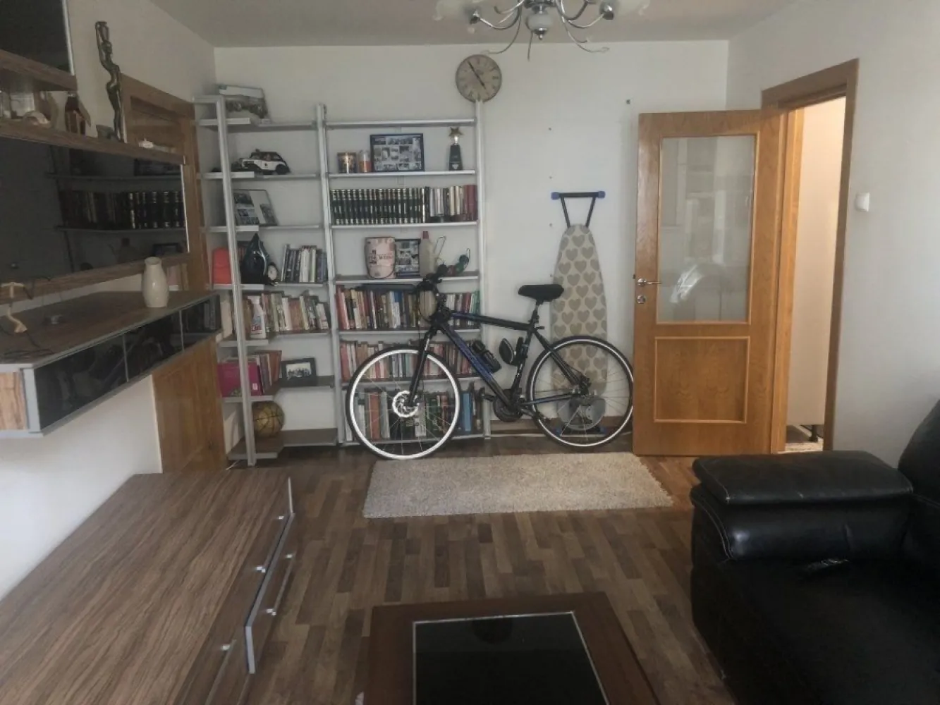 Apartament 3 Camere Petre Ispirescu - Apartament 3 Camere situat pe Strada Vicina 1, langa liceul Dimitrie Bolintineanu. Dispune de 2 dormitoare, 1 living spatios, 2 bai din care una cu cada. Balcon inchis, centrala proprie pe gaz, 3 aere conditionate, 1 debara si loc de parcare. Blocul este recent anvelopat (schelele au fost date jos in Octombrie 2020)