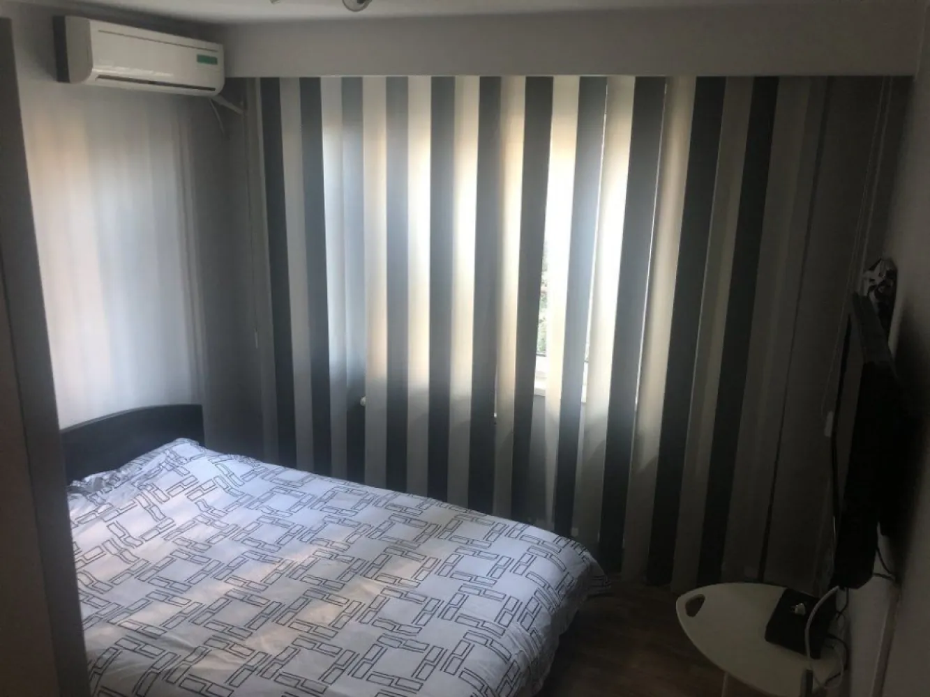 Apartament 3 Camere Petre Ispirescu - Apartament 3 Camere situat pe Strada Vicina 1, langa liceul Dimitrie Bolintineanu. Dispune de 2 dormitoare, 1 living spatios, 2 bai din care una cu cada. Balcon inchis, centrala proprie pe gaz, 3 aere conditionate, 1 debara si loc de parcare. Blocul este recent anvelopat (schelele au fost date jos in Octombrie 2020)