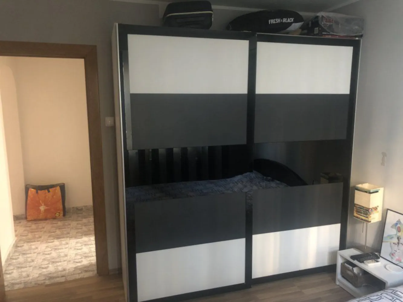 Apartament 3 Camere Petre Ispirescu - Apartament 3 Camere situat pe Strada Vicina 1, langa liceul Dimitrie Bolintineanu. Dispune de 2 dormitoare, 1 living spatios, 2 bai din care una cu cada. Balcon inchis, centrala proprie pe gaz, 3 aere conditionate, 1 debara si loc de parcare. Blocul este recent anvelopat (schelele au fost date jos in Octombrie 2020)