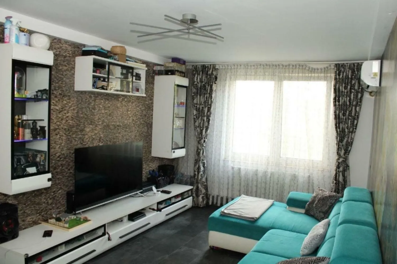 Apartament 3 camere - Se vinde apartament 3 camere sector 4 , in vecinatatea Strandului Summer park! Apartamentul se afla la etajul 4/8 si este compus din 3 camere si dependinte (baie, sas, bucatarie, vestibul, camara, debara, sas, baie, balcon ) Apartamentul dispune de centrala propie pe gaz , spatiu de depozitare la subsol si loc parcare platit pana la sfarsitul anului. Anul finalizarii blocului 1980 ! In zona se afla o creşa , o grădiniţă si o şcoală gimnazială. De asemena se afla si un mic centru comercial .Apartamentul se vine semi-mobilat, ink plita, cuptor,hota,cuptor cu microunde, 2 dresinguri, mobila bucatarie,mobila hol Pentru mai multe detalii si poze pe WhatsApp sau telefonic la numarul din anunt . Nu deranjati inutil ! Pretul este usor negociabil doar pentru cei care achita chas