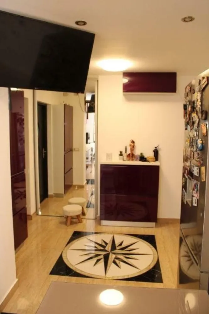 Apartament 3 camere - Se vinde apartament 3 camere sector 4 , in vecinatatea Strandului Summer park! Apartamentul se afla la etajul 4/8 si este compus din 3 camere si dependinte (baie, sas, bucatarie, vestibul, camara, debara, sas, baie, balcon ) Apartamentul dispune de centrala propie pe gaz , spatiu de depozitare la subsol si loc parcare platit pana la sfarsitul anului. Anul finalizarii blocului 1980 ! In zona se afla o creşa , o grădiniţă si o şcoală gimnazială. De asemena se afla si un mic centru comercial .Apartamentul se vine semi-mobilat, ink plita, cuptor,hota,cuptor cu microunde, 2 dresinguri, mobila bucatarie,mobila hol Pentru mai multe detalii si poze pe WhatsApp sau telefonic la numarul din anunt . Nu deranjati inutil ! Pretul este usor negociabil doar pentru cei care achita chas