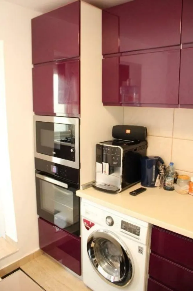 Apartament 3 camere - Se vinde apartament 3 camere sector 4 , in vecinatatea Strandului Summer park! Apartamentul se afla la etajul 4/8 si este compus din 3 camere si dependinte (baie, sas, bucatarie, vestibul, camara, debara, sas, baie, balcon ) Apartamentul dispune de centrala propie pe gaz , spatiu de depozitare la subsol si loc parcare platit pana la sfarsitul anului. Anul finalizarii blocului 1980 ! In zona se afla o creşa , o grădiniţă si o şcoală gimnazială. De asemena se afla si un mic centru comercial .Apartamentul se vine semi-mobilat, ink plita, cuptor,hota,cuptor cu microunde, 2 dresinguri, mobila bucatarie,mobila hol Pentru mai multe detalii si poze pe WhatsApp sau telefonic la numarul din anunt . Nu deranjati inutil ! Pretul este usor negociabil doar pentru cei care achita chas