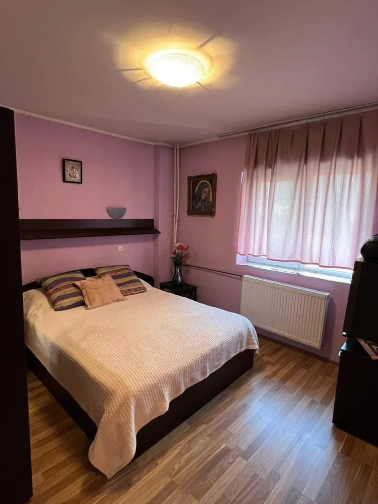 Vand 3 camere dec., confort 1, sos. Alexandriei - Piata Rahova - Teius - VAND apartament compus din 3 camere decomandate, bucătărie, 1 baie, 2 debarale, 1 balcon, avand o suprafata utila de 62,68 mp utili + balcon 5 mp. - bloc situat in sos. Alexandriei nr. 68, sector 5, etaj 4 din 10, izolat complet pe exterior, la 100 m de statia de tramvai, la 200 m de Piata Rahova. - termopane peste tot, inclusiv la balcoane și la camere, apartamentul are vedere in spatele blocului. - accept credit. - loc de parcare disponibil. - sunt proprietar, nu ofer comision agentiilor. Raspund la mesaje. Pentru mai multe fotografii si video puteti lasa mesaj pe WhatsApp. Multumesc.