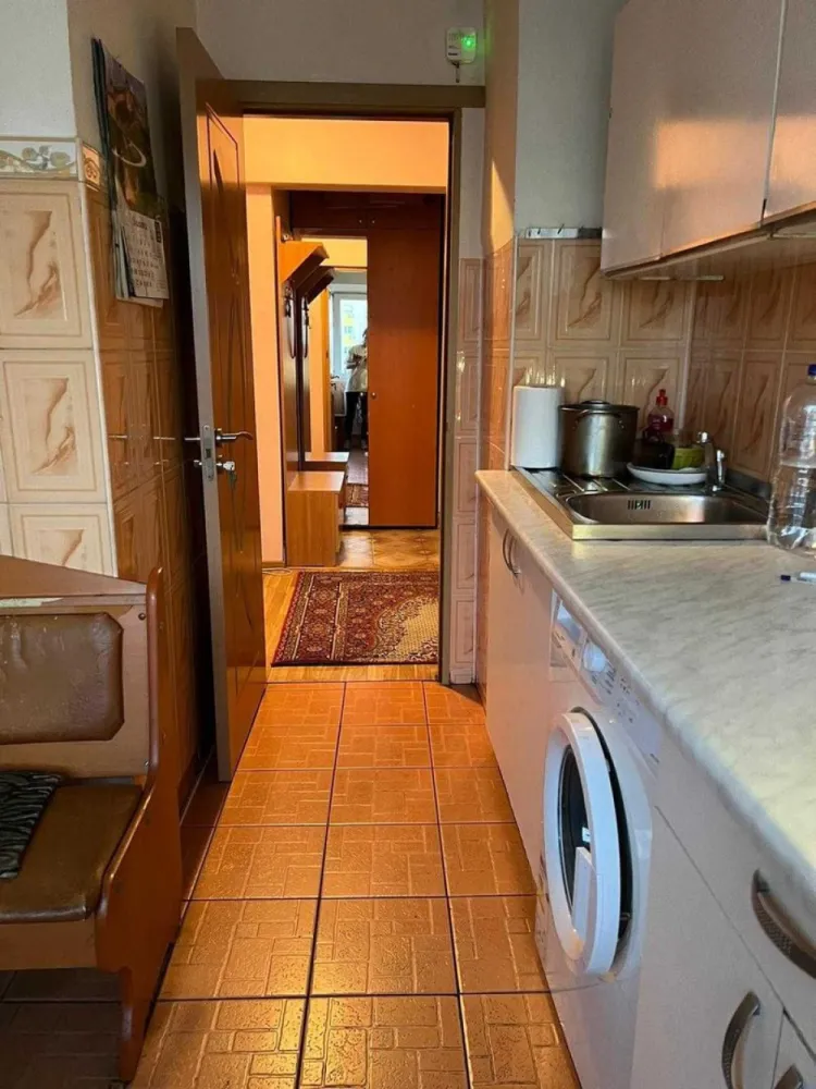 Vand 3 camere dec., confort 1, sos. Alexandriei - Piata Rahova - Teius - VAND apartament compus din 3 camere decomandate, bucătărie, 1 baie, 2 debarale, 1 balcon, avand o suprafata utila de 62,68 mp utili + balcon 5 mp. - bloc situat in sos. Alexandriei nr. 68, sector 5, etaj 4 din 10, izolat complet pe exterior, la 100 m de statia de tramvai, la 200 m de Piata Rahova. - termopane peste tot, inclusiv la balcoane și la camere, apartamentul are vedere in spatele blocului. - accept credit. - loc de parcare disponibil. - sunt proprietar, nu ofer comision agentiilor. Raspund la mesaje. Pentru mai multe fotografii si video puteti lasa mesaj pe WhatsApp. Multumesc.