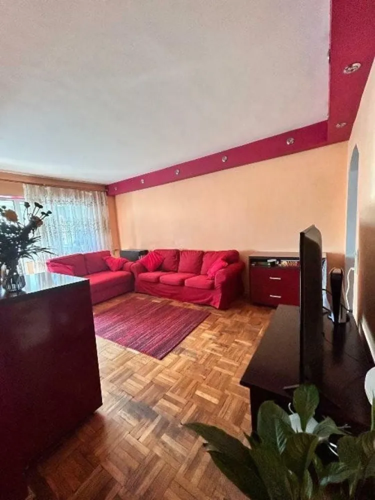 Apartament 3 camere Lujerului + parcare! la 3 minute de metrou. - De vânzare: apartament de 3 camere , 68mp în zona Lujerului. Apartamentul este ideal pentru o familie ce caută o locuinţă într-o arie bine conectată, dar liniştită şi aproape de şcoli/grădiniţe. Este poziţionat la o distanţă de 4-5 minute faţă de gura de metrou Lujerului (270-350m) şi are în proximitate şcoli, grădiniţe, piaţă (Veteranilor - 8 minute 550m), autobuze (5 minute 350m), tramvai (nr. 41 - 8 minute staţia Uverturii 550m), Mall Plaza / Afi, supermarketuri (Carrefour - 5 minute 350m, MegaImage - 3 minute 230m), clinici etc. Apartamentul dispune de: - 2 dormitoare; - 1 sufragerie; - 1 baie (cu geam); - 1 bucătărie spaţioasă; - 2 holuri; - 1 balcon; Apartamentul este decomandat, are loc de parcare inclus în faţa scării. Blocul este recent reabilitat. Pentru mai multe detalii nu ezitaţi să ne contactaţi.