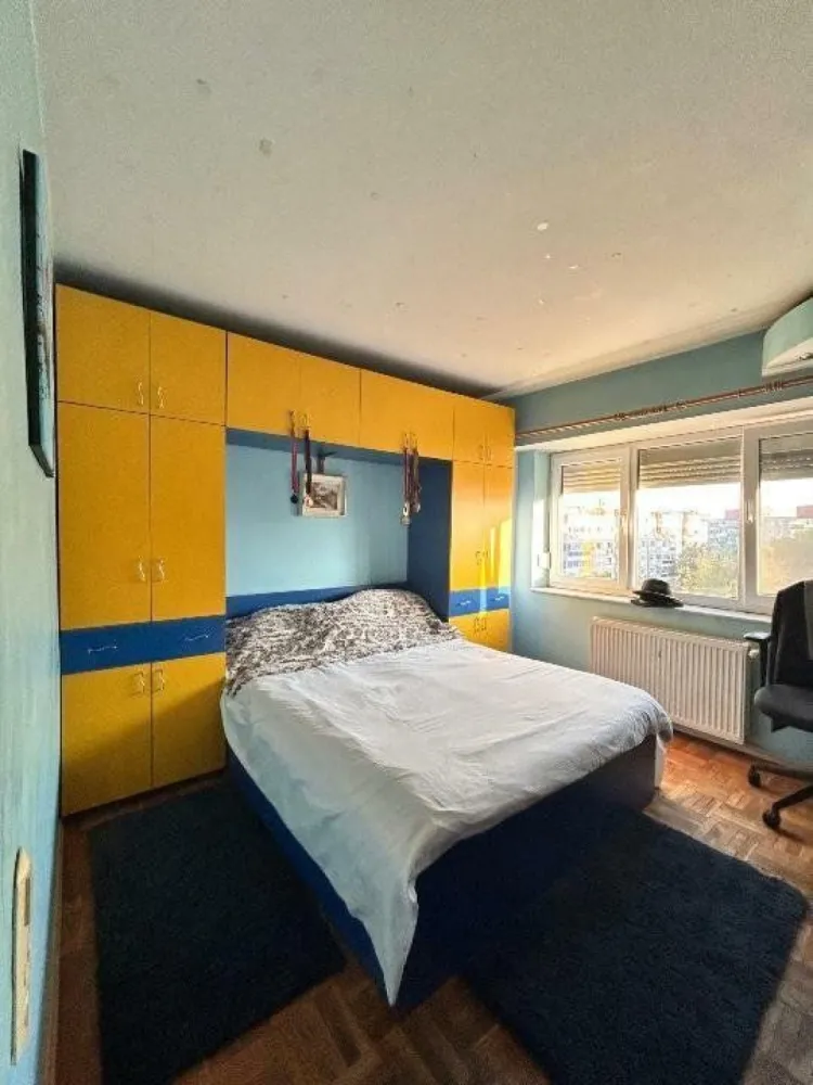 Apartament 3 camere Lujerului + parcare! la 3 minute de metrou. - De vânzare: apartament de 3 camere , 68mp în zona Lujerului. Apartamentul este ideal pentru o familie ce caută o locuinţă într-o arie bine conectată, dar liniştită şi aproape de şcoli/grădiniţe. Este poziţionat la o distanţă de 4-5 minute faţă de gura de metrou Lujerului (270-350m) şi are în proximitate şcoli, grădiniţe, piaţă (Veteranilor - 8 minute 550m), autobuze (5 minute 350m), tramvai (nr. 41 - 8 minute staţia Uverturii 550m), Mall Plaza / Afi, supermarketuri (Carrefour - 5 minute 350m, MegaImage - 3 minute 230m), clinici etc. Apartamentul dispune de: - 2 dormitoare; - 1 sufragerie; - 1 baie (cu geam); - 1 bucătărie spaţioasă; - 2 holuri; - 1 balcon; Apartamentul este decomandat, are loc de parcare inclus în faţa scării. Blocul este recent reabilitat. Pentru mai multe detalii nu ezitaţi să ne contactaţi.