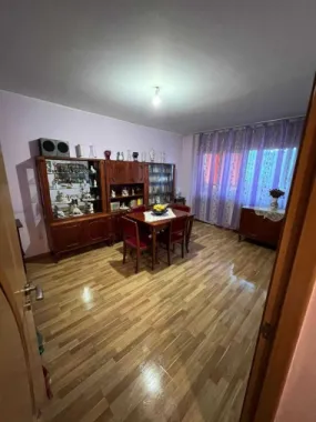 Vand 3 camere dec., confort 1, sos. Alexandriei - Piata Rahova - Teius