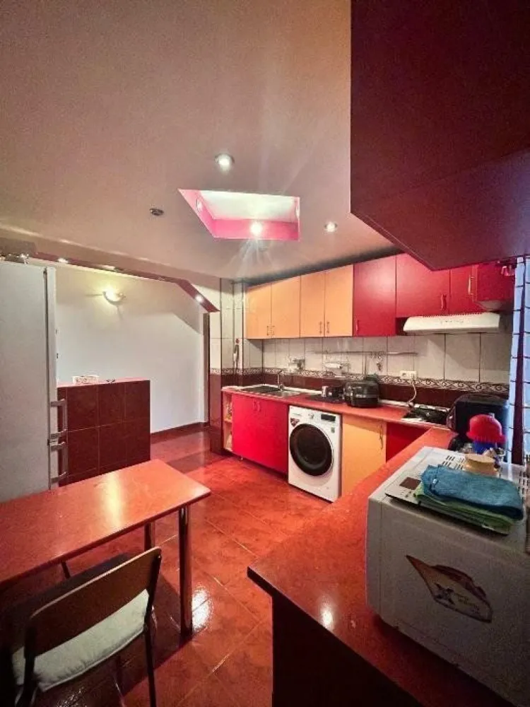 Apartament 3 camere Lujerului + parcare! la 3 minute de metrou. - De vânzare: apartament de 3 camere , 68mp în zona Lujerului. Apartamentul este ideal pentru o familie ce caută o locuinţă într-o arie bine conectată, dar liniştită şi aproape de şcoli/grădiniţe. Este poziţionat la o distanţă de 4-5 minute faţă de gura de metrou Lujerului (270-350m) şi are în proximitate şcoli, grădiniţe, piaţă (Veteranilor - 8 minute 550m), autobuze (5 minute 350m), tramvai (nr. 41 - 8 minute staţia Uverturii 550m), Mall Plaza / Afi, supermarketuri (Carrefour - 5 minute 350m, MegaImage - 3 minute 230m), clinici etc. Apartamentul dispune de: - 2 dormitoare; - 1 sufragerie; - 1 baie (cu geam); - 1 bucătărie spaţioasă; - 2 holuri; - 1 balcon; Apartamentul este decomandat, are loc de parcare inclus în faţa scării. Blocul este recent reabilitat. Pentru mai multe detalii nu ezitaţi să ne contactaţi.