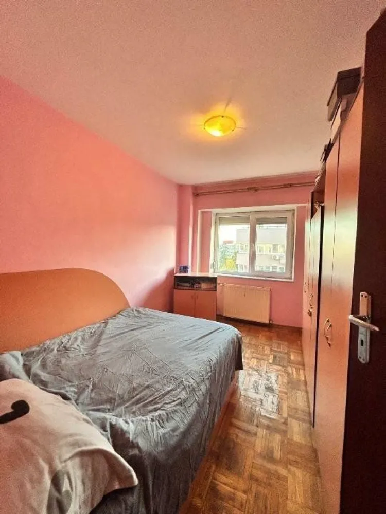 Apartament 3 camere Lujerului + parcare! la 3 minute de metrou. - De vânzare: apartament de 3 camere , 68mp în zona Lujerului. Apartamentul este ideal pentru o familie ce caută o locuinţă într-o arie bine conectată, dar liniştită şi aproape de şcoli/grădiniţe. Este poziţionat la o distanţă de 4-5 minute faţă de gura de metrou Lujerului (270-350m) şi are în proximitate şcoli, grădiniţe, piaţă (Veteranilor - 8 minute 550m), autobuze (5 minute 350m), tramvai (nr. 41 - 8 minute staţia Uverturii 550m), Mall Plaza / Afi, supermarketuri (Carrefour - 5 minute 350m, MegaImage - 3 minute 230m), clinici etc. Apartamentul dispune de: - 2 dormitoare; - 1 sufragerie; - 1 baie (cu geam); - 1 bucătărie spaţioasă; - 2 holuri; - 1 balcon; Apartamentul este decomandat, are loc de parcare inclus în faţa scării. Blocul este recent reabilitat. Pentru mai multe detalii nu ezitaţi să ne contactaţi.
