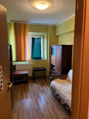 Vand 3 camere dec., confort 1, sos. Alexandriei - Piata Rahova - Teius