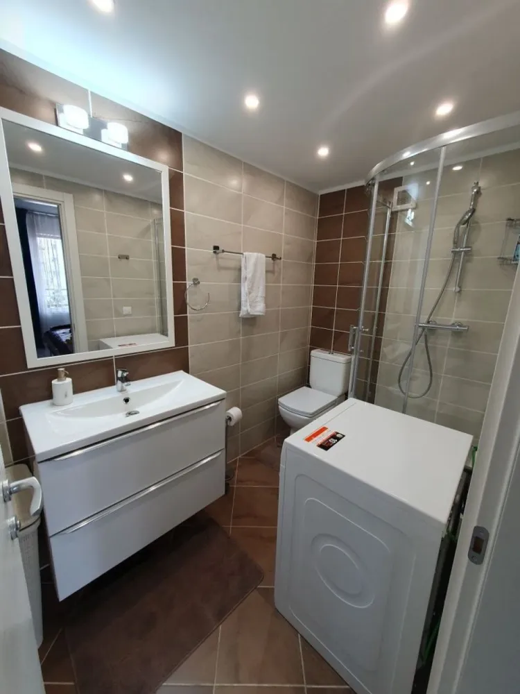 Apartament 3 camere 120mp utili - Vand apartament 3 camere situat la etajul 1 in complexul rezidential Atlantis,Bucuresti,Sector 2,Soseaua Dobroesti nr 7, impartit in doua dormitoare, doua bai,hol,bucatarie,living si 3 balcoane deschise, acestea insumand o suprafata utila totala de 121 mp. Data constructiei : 2009 Data renovarii complete : 2020( pana atunci nu a fost locuit) Beneficiile complexului: - complex cu circuit inchis - curte privata - acces securizat cu paza non stop - camere de supraveghere - loc de joaca pentru copii - sala de fitness - sauna - ping pong - piscina exterioara - gratar In imediata apropriere gasim : - parcul Florilor la 20 m cum iesiti din complex - parcul Morarilor la 5 minute de mers pe jos - Lidl, Penny, farmacii, multiple magazine - scoala, gradinite private si de stat - Mega Mall etc. Dispune de urmatoarele electrocasnice: - Televizor Sony Android 4k 140 cm - Televizor smart Hisense 4k 125 cm - Televizor TCL 189cm model 2023 android 144 HZ 4k (are garantie) - Uscator de rufe cu pompa de caldura Hotpoint Ariston 8 kg (are garantie) - Masina de spalat rufe LG 8 Kg - Masina de spalat vase incastrata BOSCH (are garantie) - Plita BOSCH - Cuptor BOSCH - Cuptor cu microunde incastrat BOSCH - Hota BOSCH - Frigider LG 510 L (are garantie) - Centrala propie Viessmann Vitodens 050 - Blocul este facut sa reziste la un cutremur de peste 8 grade pe scara Richter - Distanta este destul de mare pana la blocul vecin, fiind suficienta intimitate - Apartamentul este foarte bine izolat si aerisit - Nu se aud vecinii si masinile - Balcoanele se pot inchide cu sticla sau lasate deschise Apartamentul se vinde mobilat complet si echipat inclusiv electrocasnice(unele dintre ele au garantie), practic viitorii proprietari se pot muta imediat si fara nici o investitie ! Pret : 180.000 Euro Pretul nu este negociabil Pot colabora cu agentii imobiliare, ofer procent 1% din vanzare.