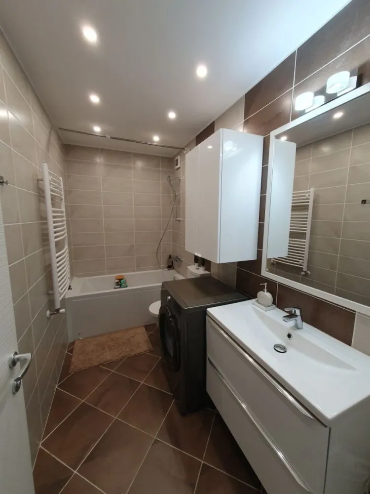 Apartament 3 camere 120mp utili - Vand apartament 3 camere situat la etajul 1 in complexul rezidential Atlantis,Bucuresti,Sector 2,Soseaua Dobroesti nr 7, impartit in doua dormitoare, doua bai,hol,bucatarie,living si 3 balcoane deschise, acestea insumand o suprafata utila totala de 121 mp. Data constructiei : 2009 Data renovarii complete : 2020( pana atunci nu a fost locuit) Beneficiile complexului: - complex cu circuit inchis - curte privata - acces securizat cu paza non stop - camere de supraveghere - loc de joaca pentru copii - sala de fitness - sauna - ping pong - piscina exterioara - gratar In imediata apropriere gasim : - parcul Florilor la 20 m cum iesiti din complex - parcul Morarilor la 5 minute de mers pe jos - Lidl, Penny, farmacii, multiple magazine - scoala, gradinite private si de stat - Mega Mall etc. Dispune de urmatoarele electrocasnice: - Televizor Sony Android 4k 140 cm - Televizor smart Hisense 4k 125 cm - Televizor TCL 189cm model 2023 android 144 HZ 4k (are garantie) - Uscator de rufe cu pompa de caldura Hotpoint Ariston 8 kg (are garantie) - Masina de spalat rufe LG 8 Kg - Masina de spalat vase incastrata BOSCH (are garantie) - Plita BOSCH - Cuptor BOSCH - Cuptor cu microunde incastrat BOSCH - Hota BOSCH - Frigider LG 510 L (are garantie) - Centrala propie Viessmann Vitodens 050 - Blocul este facut sa reziste la un cutremur de peste 8 grade pe scara Richter - Distanta este destul de mare pana la blocul vecin, fiind suficienta intimitate - Apartamentul este foarte bine izolat si aerisit - Nu se aud vecinii si masinile - Balcoanele se pot inchide cu sticla sau lasate deschise Apartamentul se vinde mobilat complet si echipat inclusiv electrocasnice(unele dintre ele au garantie), practic viitorii proprietari se pot muta imediat si fara nici o investitie ! Pret : 180.000 Euro Pretul nu este negociabil Pot colabora cu agentii imobiliare, ofer procent 1% din vanzare.