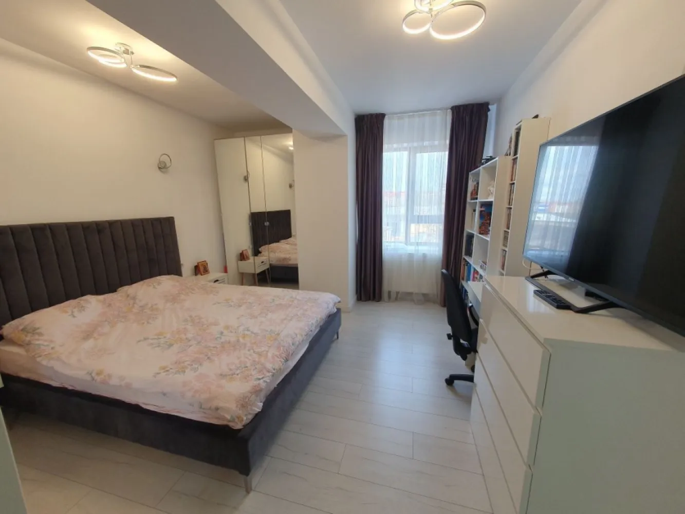 Apartament 3 camere 120mp utili - Vand apartament 3 camere situat la etajul 1 in complexul rezidential Atlantis,Bucuresti,Sector 2,Soseaua Dobroesti nr 7, impartit in doua dormitoare, doua bai,hol,bucatarie,living si 3 balcoane deschise, acestea insumand o suprafata utila totala de 121 mp. Data constructiei : 2009 Data renovarii complete : 2020( pana atunci nu a fost locuit) Beneficiile complexului: - complex cu circuit inchis - curte privata - acces securizat cu paza non stop - camere de supraveghere - loc de joaca pentru copii - sala de fitness - sauna - ping pong - piscina exterioara - gratar In imediata apropriere gasim : - parcul Florilor la 20 m cum iesiti din complex - parcul Morarilor la 5 minute de mers pe jos - Lidl, Penny, farmacii, multiple magazine - scoala, gradinite private si de stat - Mega Mall etc. Dispune de urmatoarele electrocasnice: - Televizor Sony Android 4k 140 cm - Televizor smart Hisense 4k 125 cm - Televizor TCL 189cm model 2023 android 144 HZ 4k (are garantie) - Uscator de rufe cu pompa de caldura Hotpoint Ariston 8 kg (are garantie) - Masina de spalat rufe LG 8 Kg - Masina de spalat vase incastrata BOSCH (are garantie) - Plita BOSCH - Cuptor BOSCH - Cuptor cu microunde incastrat BOSCH - Hota BOSCH - Frigider LG 510 L (are garantie) - Centrala propie Viessmann Vitodens 050 - Blocul este facut sa reziste la un cutremur de peste 8 grade pe scara Richter - Distanta este destul de mare pana la blocul vecin, fiind suficienta intimitate - Apartamentul este foarte bine izolat si aerisit - Nu se aud vecinii si masinile - Balcoanele se pot inchide cu sticla sau lasate deschise Apartamentul se vinde mobilat complet si echipat inclusiv electrocasnice(unele dintre ele au garantie), practic viitorii proprietari se pot muta imediat si fara nici o investitie ! Pret : 180.000 Euro Pretul nu este negociabil Pot colabora cu agentii imobiliare, ofer procent 1% din vanzare.