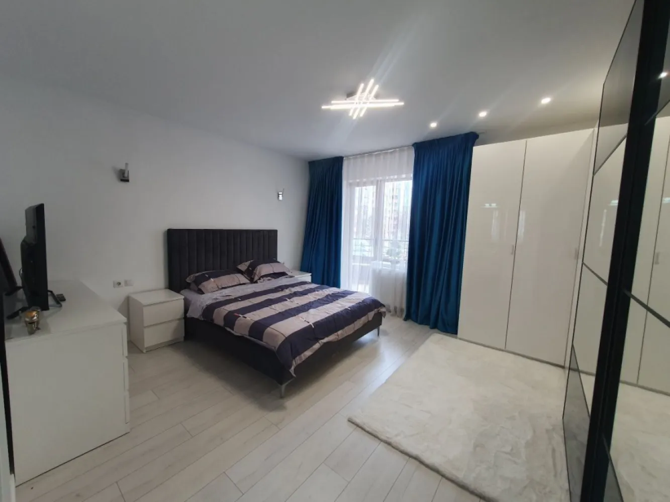 Apartament 3 camere 120mp utili - Vand apartament 3 camere situat la etajul 1 in complexul rezidential Atlantis,Bucuresti,Sector 2,Soseaua Dobroesti nr 7, impartit in doua dormitoare, doua bai,hol,bucatarie,living si 3 balcoane deschise, acestea insumand o suprafata utila totala de 121 mp. Data constructiei : 2009 Data renovarii complete : 2020( pana atunci nu a fost locuit) Beneficiile complexului: - complex cu circuit inchis - curte privata - acces securizat cu paza non stop - camere de supraveghere - loc de joaca pentru copii - sala de fitness - sauna - ping pong - piscina exterioara - gratar In imediata apropriere gasim : - parcul Florilor la 20 m cum iesiti din complex - parcul Morarilor la 5 minute de mers pe jos - Lidl, Penny, farmacii, multiple magazine - scoala, gradinite private si de stat - Mega Mall etc. Dispune de urmatoarele electrocasnice: - Televizor Sony Android 4k 140 cm - Televizor smart Hisense 4k 125 cm - Televizor TCL 189cm model 2023 android 144 HZ 4k (are garantie) - Uscator de rufe cu pompa de caldura Hotpoint Ariston 8 kg (are garantie) - Masina de spalat rufe LG 8 Kg - Masina de spalat vase incastrata BOSCH (are garantie) - Plita BOSCH - Cuptor BOSCH - Cuptor cu microunde incastrat BOSCH - Hota BOSCH - Frigider LG 510 L (are garantie) - Centrala propie Viessmann Vitodens 050 - Blocul este facut sa reziste la un cutremur de peste 8 grade pe scara Richter - Distanta este destul de mare pana la blocul vecin, fiind suficienta intimitate - Apartamentul este foarte bine izolat si aerisit - Nu se aud vecinii si masinile - Balcoanele se pot inchide cu sticla sau lasate deschise Apartamentul se vinde mobilat complet si echipat inclusiv electrocasnice(unele dintre ele au garantie), practic viitorii proprietari se pot muta imediat si fara nici o investitie ! Pret : 180.000 Euro Pretul nu este negociabil Pot colabora cu agentii imobiliare, ofer procent 1% din vanzare.