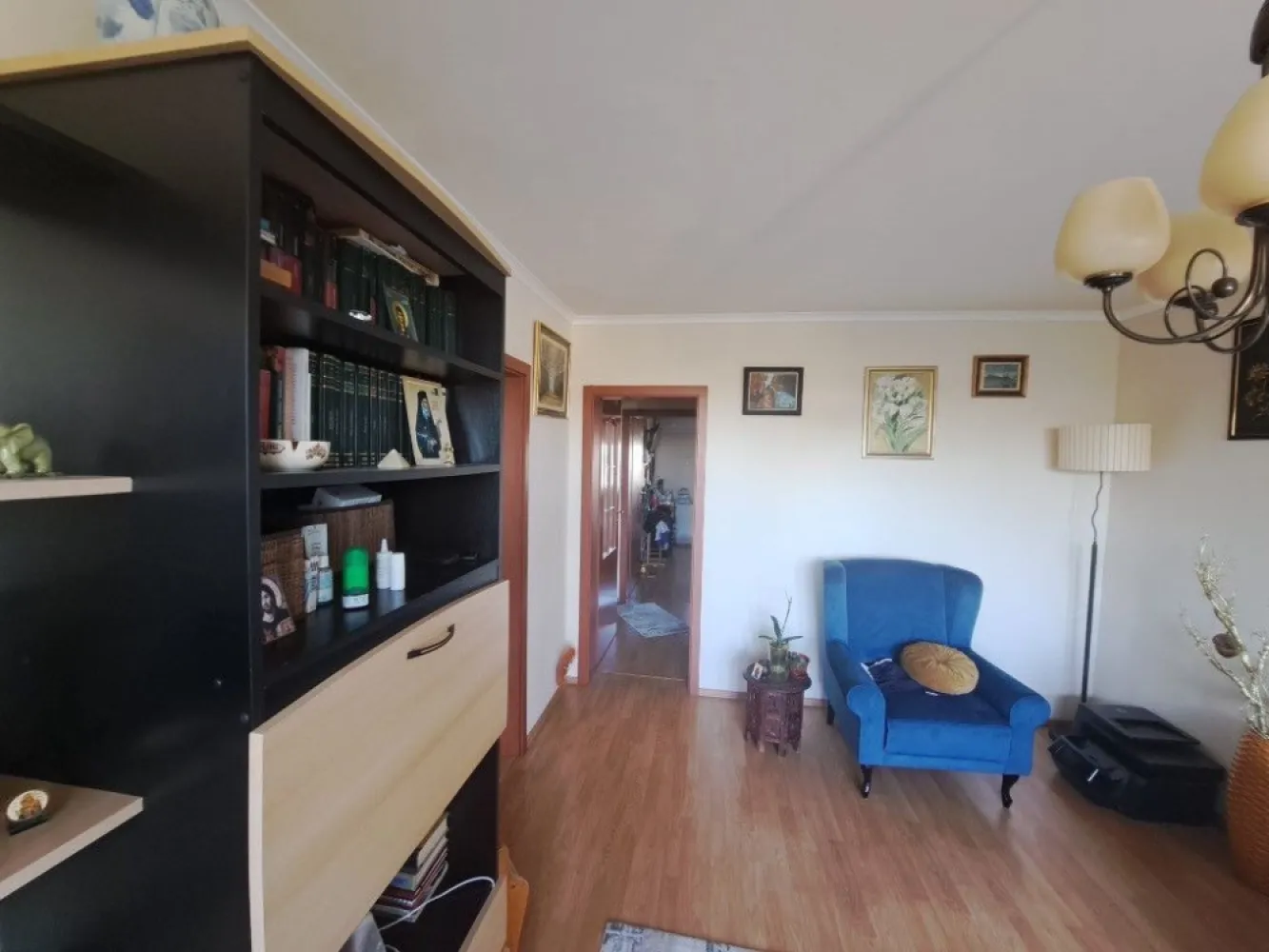 Apartament 3 camere Piata Domenii cu dubla vedere panoramica + boxa - Oportunitate apartament 3 camere catre Arcul de Triumf, zona premium intr-un bloc curat, recent anvelopat si civilizat. Apartamentul este calduros iarna si racoros vara fiind situat pe centrul blocului, cu doar 2 pereti exteriori. Apartamentul este cu ferestre mari, luminos, in forma de L si ofera o dubla vedere panoramica pe o latura spre Parcul Herastrau, Piata Presei Libere si Manastirea Casin, iar pe ceallata latura cu Pasajul Basarab, zona parcului regina Maria. Apartamentul este inconjurat de verdeata si pomi cu tei si de o parte si de alta a blocului. Apartamentul se vinde impreuna cu o boxa de 4m2, ce poate fi folosita ca depozit pentru diverse. Apartamentul este renovat recent si se poate muta in el. Blocul este finalizat in 1973 si are o structura de rezistenta puternica, ce se poate vedea la subsolul blocului. La parterul blocului se gasesc spatii comerciale, banca, cosmetica, clinica oftalmologica, etc. Oportunitatea este si la pret de 180.000 EUR usor negociabil.