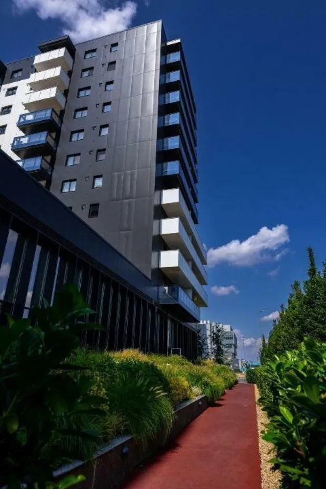 VÂNZARE APARTAMENT PREMIUM | CORTINA NORTH PIPERA | LOC PARCARE SUBTERAN - Vând un apartament deosebit, poziţionat ideal în ansamblul rezidenţial Cortina North, o locaţie emblematică a zonei de nord a Capitalei. đŸ“ COMPARTIMENTARE & SPECIFICAŢII: â€˘ 3 camere spaţioase şi luminoase â€˘ Decomandat, compartimentare optima â€˘ Suprafaţă utilă generoasă: 78 mp â€˘ Terasă: 5 mp â€˘ Etaj: 6/10 â€˘ Stare: ready to use, nemobilat, pregătit pentru amenajare conform preferinţelor â€˘ Loc de parcare subteran inclus în preţ âœ¨ FINISAJE PREMIUM: â€˘ Tâmplărie de aluminiu SchĂźco cu geam tripan â€˘ Faţadă ventilată Swisspearl â€˘ Parchet de înaltă calitate în camere â€˘ Gresie şi faianţă premium în băi, cu un design de excepţie â€˘ Centrală termică proprie Ariston â€˘ Aparate de aer condiţionat în fiecare încăpere, cu o singură unitate exterioară â€˘ Uşi interior tip Filomuro â€˘ Uşă de exterior de înaltă siguranţă, cu închidere multipunct â€˘ Videointerfon đŸ° FACILITĂŢI COMPLEX: â€˘ Sală de fitness, centru Wellness, bazin de înot semiolimpic â€˘ Spaţii verzi amenajate peisagistic â€˘ Pază şi supraveghere video 24/7 â€˘ Sistem smart pentru acces în complex đŸ“ LOCAŢIE: â€˘ Acces rapid către zona de business şi office â€˘ În apropiere de Promenada Mall şi Pipera Plaza â€˘ Transport în comun la câţiva paşi, staţia de metrou Aurel Vlaicu, în apropiere â€˘ Şcoli şi grădiniţe în zonă â€˘ Parcuri şi zone de recreere în proximitate, Pacul Herăstrău la 5 minute đŸ’° PREŢ: 240.000 EUR (TVA inclus) đŸ’Ą MODALITATE DE VÂNZARE: â€˘ Vânzare directă de la proprietar, fără comision â€˘ Se acceptă credit bancar â€˘ Acte pregătite pentru vânzare â€˘ Disponibilitate imediată pentru vizionare Apartamentul se predă nemobilat, oferindu-vă libertatea de a-l amenaja după propriul stil şi preferinţe. đŸ“ž Pentru vizionări şi informaţii suplimentare, vă stăm la dispoziţie! Puteţi viziona un tur virtual al unui apartament similar - *Preţul este final, nu se aplică TVA. Se poate achiziţiona o parcare la subsolul -2 la preţul de 18.000 euro( nu se aplica TVA)