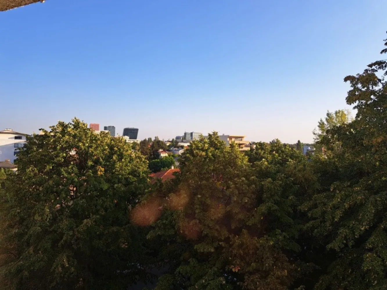 Apartament 3 camere Piata Domenii cu dubla vedere panoramica + boxa - Oportunitate apartament 3 camere catre Arcul de Triumf, zona premium intr-un bloc curat, recent anvelopat si civilizat. Apartamentul este calduros iarna si racoros vara fiind situat pe centrul blocului, cu doar 2 pereti exteriori. Apartamentul este cu ferestre mari, luminos, in forma de L si ofera o dubla vedere panoramica pe o latura spre Parcul Herastrau, Piata Presei Libere si Manastirea Casin, iar pe ceallata latura cu Pasajul Basarab, zona parcului regina Maria. Apartamentul este inconjurat de verdeata si pomi cu tei si de o parte si de alta a blocului. Apartamentul se vinde impreuna cu o boxa de 4m2, ce poate fi folosita ca depozit pentru diverse. Apartamentul este renovat recent si se poate muta in el. Blocul este finalizat in 1973 si are o structura de rezistenta puternica, ce se poate vedea la subsolul blocului. La parterul blocului se gasesc spatii comerciale, banca, cosmetica, clinica oftalmologica, etc. Oportunitatea este si la pret de 180.000 EUR usor negociabil.