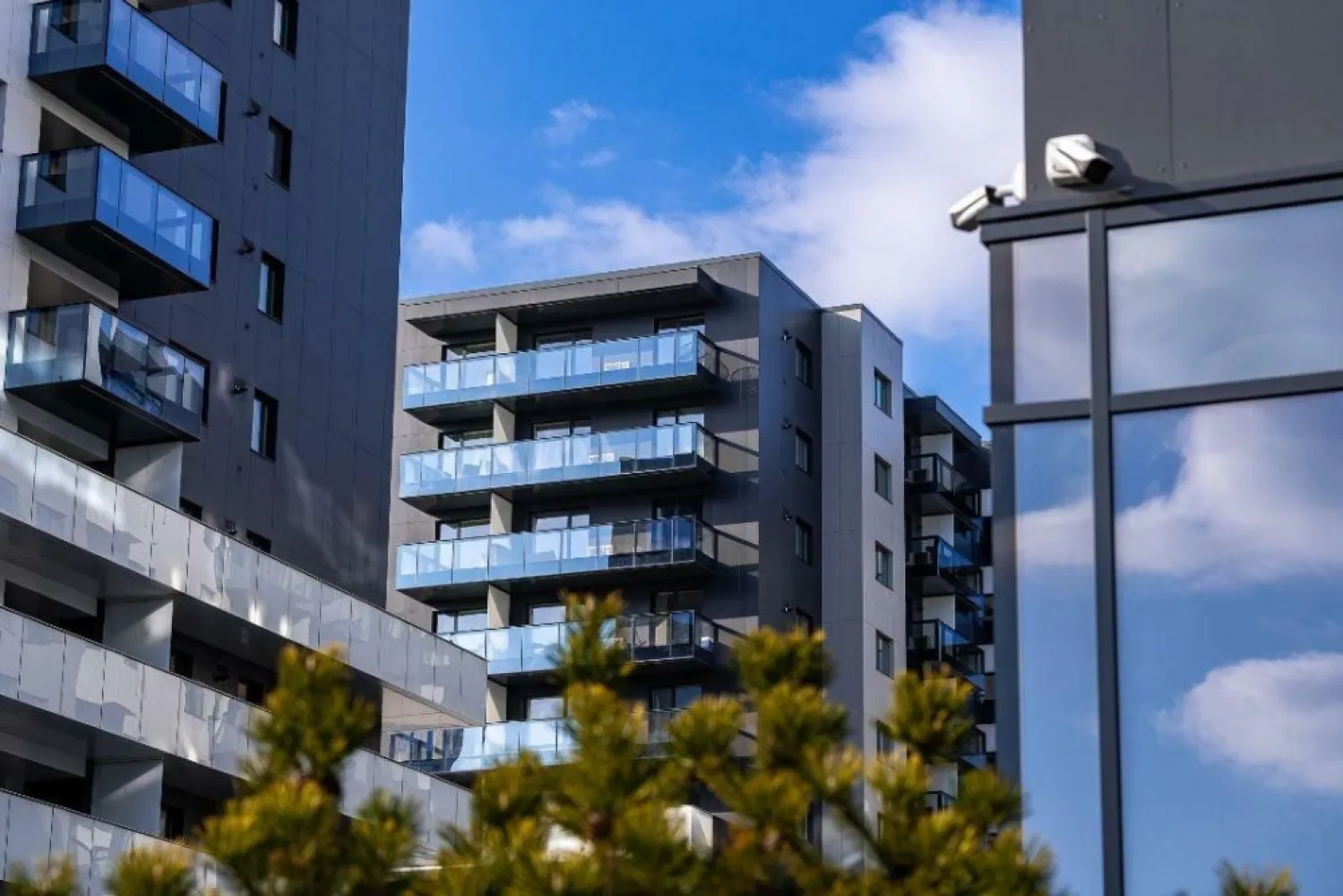 VÂNZARE APARTAMENT PREMIUM | CORTINA NORTH PIPERA | LOC PARCARE SUBTERAN - Vând un apartament deosebit, poziţionat ideal în ansamblul rezidenţial Cortina North, o locaţie emblematică a zonei de nord a Capitalei. đŸ“ COMPARTIMENTARE & SPECIFICAŢII: â€˘ 3 camere spaţioase şi luminoase â€˘ Decomandat, compartimentare optima â€˘ Suprafaţă utilă generoasă: 78 mp â€˘ Terasă: 5 mp â€˘ Etaj: 6/10 â€˘ Stare: ready to use, nemobilat, pregătit pentru amenajare conform preferinţelor â€˘ Loc de parcare subteran inclus în preţ âœ¨ FINISAJE PREMIUM: â€˘ Tâmplărie de aluminiu SchĂźco cu geam tripan â€˘ Faţadă ventilată Swisspearl â€˘ Parchet de înaltă calitate în camere â€˘ Gresie şi faianţă premium în băi, cu un design de excepţie â€˘ Centrală termică proprie Ariston â€˘ Aparate de aer condiţionat în fiecare încăpere, cu o singură unitate exterioară â€˘ Uşi interior tip Filomuro â€˘ Uşă de exterior de înaltă siguranţă, cu închidere multipunct â€˘ Videointerfon đŸ° FACILITĂŢI COMPLEX: â€˘ Sală de fitness, centru Wellness, bazin de înot semiolimpic â€˘ Spaţii verzi amenajate peisagistic â€˘ Pază şi supraveghere video 24/7 â€˘ Sistem smart pentru acces în complex đŸ“ LOCAŢIE: â€˘ Acces rapid către zona de business şi office â€˘ În apropiere de Promenada Mall şi Pipera Plaza â€˘ Transport în comun la câţiva paşi, staţia de metrou Aurel Vlaicu, în apropiere â€˘ Şcoli şi grădiniţe în zonă â€˘ Parcuri şi zone de recreere în proximitate, Pacul Herăstrău la 5 minute đŸ’° PREŢ: 240.000 EUR (TVA inclus) đŸ’Ą MODALITATE DE VÂNZARE: â€˘ Vânzare directă de la proprietar, fără comision â€˘ Se acceptă credit bancar â€˘ Acte pregătite pentru vânzare â€˘ Disponibilitate imediată pentru vizionare Apartamentul se predă nemobilat, oferindu-vă libertatea de a-l amenaja după propriul stil şi preferinţe. đŸ“ž Pentru vizionări şi informaţii suplimentare, vă stăm la dispoziţie! Puteţi viziona un tur virtual al unui apartament similar - *Preţul este final, nu se aplică TVA. Se poate achiziţiona o parcare la subsolul -2 la preţul de 18.000 euro( nu se aplica TVA)