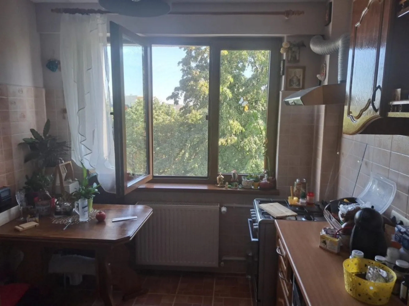 Apartament 3 camere Piata Domenii cu dubla vedere panoramica + boxa - Oportunitate apartament 3 camere catre Arcul de Triumf, zona premium intr-un bloc curat, recent anvelopat si civilizat. Apartamentul este calduros iarna si racoros vara fiind situat pe centrul blocului, cu doar 2 pereti exteriori. Apartamentul este cu ferestre mari, luminos, in forma de L si ofera o dubla vedere panoramica pe o latura spre Parcul Herastrau, Piata Presei Libere si Manastirea Casin, iar pe ceallata latura cu Pasajul Basarab, zona parcului regina Maria. Apartamentul este inconjurat de verdeata si pomi cu tei si de o parte si de alta a blocului. Apartamentul se vinde impreuna cu o boxa de 4m2, ce poate fi folosita ca depozit pentru diverse. Apartamentul este renovat recent si se poate muta in el. Blocul este finalizat in 1973 si are o structura de rezistenta puternica, ce se poate vedea la subsolul blocului. La parterul blocului se gasesc spatii comerciale, banca, cosmetica, clinica oftalmologica, etc. Oportunitatea este si la pret de 180.000 EUR usor negociabil.