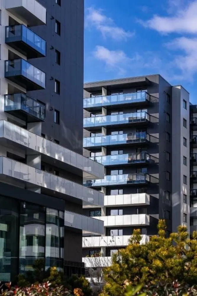 VÂNZARE APARTAMENT PREMIUM | CORTINA NORTH PIPERA | LOC PARCARE SUBTERAN - Vând un apartament deosebit, poziţionat ideal în ansamblul rezidenţial Cortina North, o locaţie emblematică a zonei de nord a Capitalei. đŸ“ COMPARTIMENTARE & SPECIFICAŢII: â€˘ 3 camere spaţioase şi luminoase â€˘ Decomandat, compartimentare optima â€˘ Suprafaţă utilă generoasă: 78 mp â€˘ Terasă: 5 mp â€˘ Etaj: 6/10 â€˘ Stare: ready to use, nemobilat, pregătit pentru amenajare conform preferinţelor â€˘ Loc de parcare subteran inclus în preţ âœ¨ FINISAJE PREMIUM: â€˘ Tâmplărie de aluminiu SchĂźco cu geam tripan â€˘ Faţadă ventilată Swisspearl â€˘ Parchet de înaltă calitate în camere â€˘ Gresie şi faianţă premium în băi, cu un design de excepţie â€˘ Centrală termică proprie Ariston â€˘ Aparate de aer condiţionat în fiecare încăpere, cu o singură unitate exterioară â€˘ Uşi interior tip Filomuro â€˘ Uşă de exterior de înaltă siguranţă, cu închidere multipunct â€˘ Videointerfon đŸ° FACILITĂŢI COMPLEX: â€˘ Sală de fitness, centru Wellness, bazin de înot semiolimpic â€˘ Spaţii verzi amenajate peisagistic â€˘ Pază şi supraveghere video 24/7 â€˘ Sistem smart pentru acces în complex đŸ“ LOCAŢIE: â€˘ Acces rapid către zona de business şi office â€˘ În apropiere de Promenada Mall şi Pipera Plaza â€˘ Transport în comun la câţiva paşi, staţia de metrou Aurel Vlaicu, în apropiere â€˘ Şcoli şi grădiniţe în zonă â€˘ Parcuri şi zone de recreere în proximitate, Pacul Herăstrău la 5 minute đŸ’° PREŢ: 240.000 EUR (TVA inclus) đŸ’Ą MODALITATE DE VÂNZARE: â€˘ Vânzare directă de la proprietar, fără comision â€˘ Se acceptă credit bancar â€˘ Acte pregătite pentru vânzare â€˘ Disponibilitate imediată pentru vizionare Apartamentul se predă nemobilat, oferindu-vă libertatea de a-l amenaja după propriul stil şi preferinţe. đŸ“ž Pentru vizionări şi informaţii suplimentare, vă stăm la dispoziţie! Puteţi viziona un tur virtual al unui apartament similar - *Preţul este final, nu se aplică TVA. Se poate achiziţiona o parcare la subsolul -2 la preţul de 18.000 euro( nu se aplica TVA)