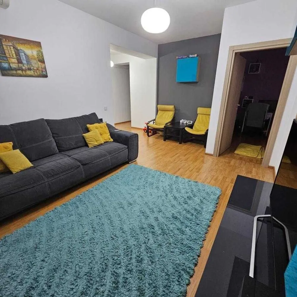 Apartament 3 cam | 13 Septembrie | Parcare -2 | M Academia Militara - W.O.L.V. German Services va propune spre achizitionare un apartament de 3 camere in zona 13 Septembrie. Proprietatea face parte dintr-un ansamblu rezidential construit in anul 2016. Ansamblul rezidential este aproape de statia de metrou Academia militara ( aprox. 10 min de mers pe jos ). Blocul beneficiaza de paza permanenta, sistem de supraveghere video, 2 lifturi care coboara pana in parcarea subterana, servicii de administrare si curatenie, adapost ALA. Apartamentul este situat la etajul 2 din 13 si este pozitionat spre o zona linistita. Apartamentul are centrala proprie, sistem de aer conditionat. In ceea ce priveste finisajele: Compartimentare din caramida, usi Pinum, grupruri sanitare Roca, parchet, usa metalica etc. Apartamentul se vinde utilat si mobiliat. In acest pret intra si locul de parcare de la -2 unde aveti posibilitatea sa creati si un mic spatiu de depozitarea, deoarece locul de parcare este foarte generos. Proprietarul detin si un loc exterior de la ADP si aveti posibilitatea sa-l preluati si pe acela. Pentru mai multe detalii nu ezitati sa ne contactati.