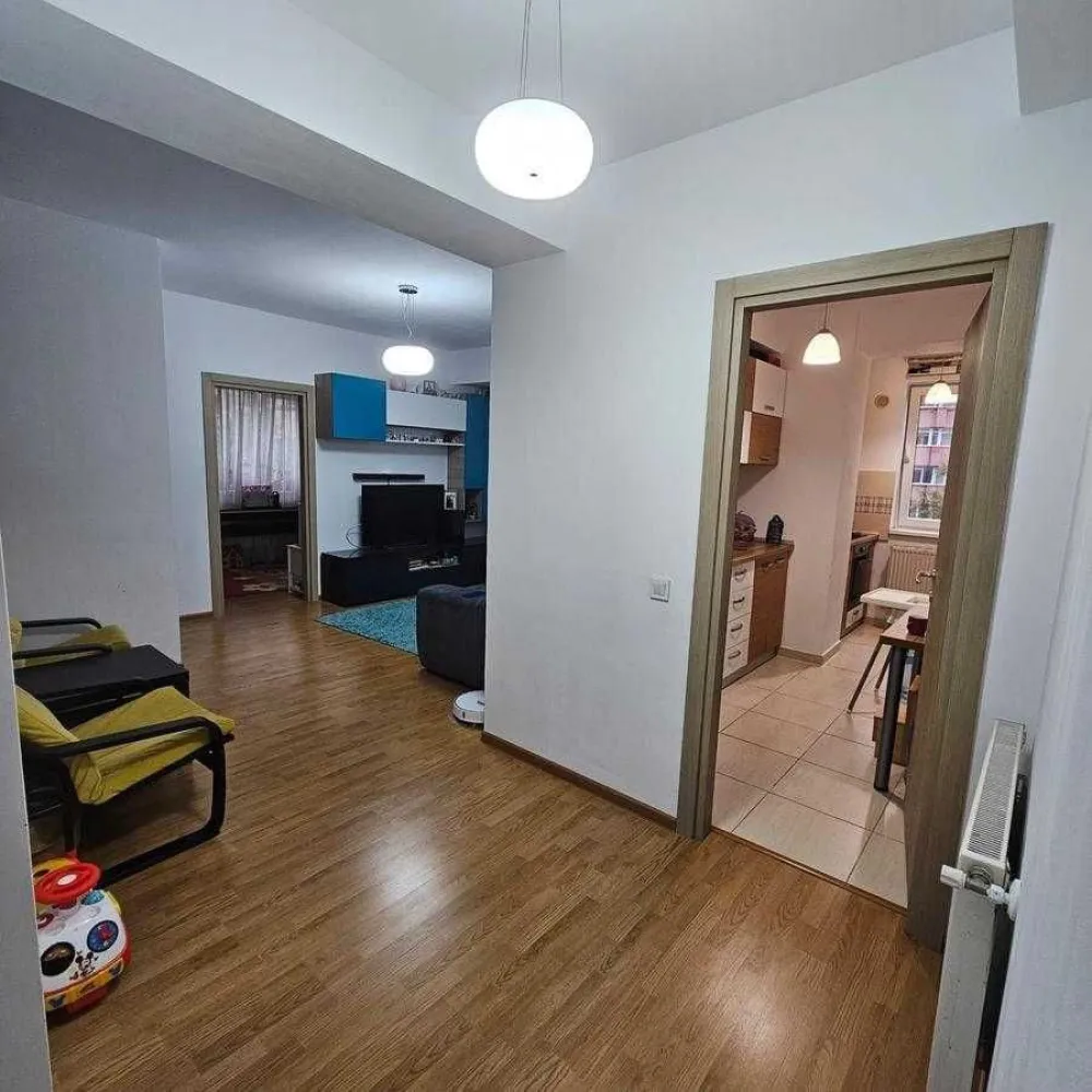 Apartament 3 cam | 13 Septembrie | Parcare -2 | M Academia Militara - W.O.L.V. German Services va propune spre achizitionare un apartament de 3 camere in zona 13 Septembrie. Proprietatea face parte dintr-un ansamblu rezidential construit in anul 2016. Ansamblul rezidential este aproape de statia de metrou Academia militara ( aprox. 10 min de mers pe jos ). Blocul beneficiaza de paza permanenta, sistem de supraveghere video, 2 lifturi care coboara pana in parcarea subterana, servicii de administrare si curatenie, adapost ALA. Apartamentul este situat la etajul 2 din 13 si este pozitionat spre o zona linistita. Apartamentul are centrala proprie, sistem de aer conditionat. In ceea ce priveste finisajele: Compartimentare din caramida, usi Pinum, grupruri sanitare Roca, parchet, usa metalica etc. Apartamentul se vinde utilat si mobiliat. In acest pret intra si locul de parcare de la -2 unde aveti posibilitatea sa creati si un mic spatiu de depozitarea, deoarece locul de parcare este foarte generos. Proprietarul detin si un loc exterior de la ADP si aveti posibilitatea sa-l preluati si pe acela. Pentru mai multe detalii nu ezitati sa ne contactati.