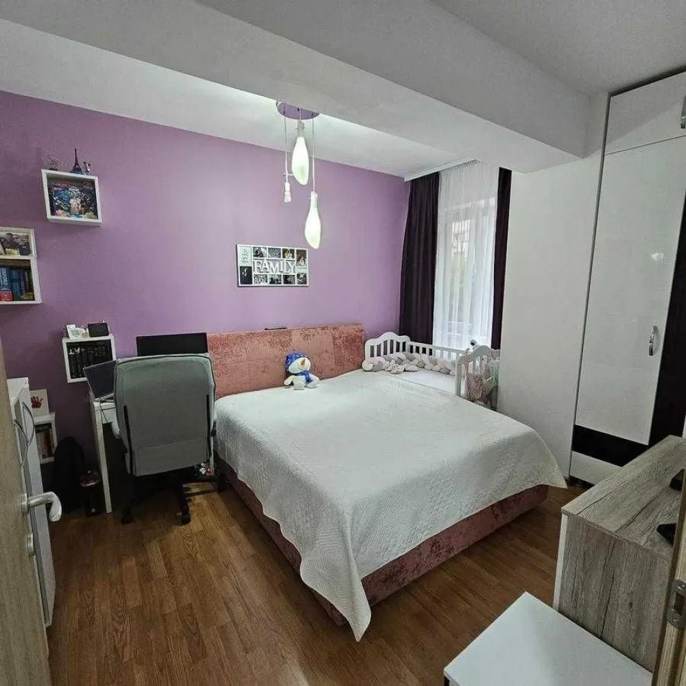 Apartament 3 cam | 13 Septembrie | Parcare -2 | M Academia Militara - W.O.L.V. German Services va propune spre achizitionare un apartament de 3 camere in zona 13 Septembrie. Proprietatea face parte dintr-un ansamblu rezidential construit in anul 2016. Ansamblul rezidential este aproape de statia de metrou Academia militara ( aprox. 10 min de mers pe jos ). Blocul beneficiaza de paza permanenta, sistem de supraveghere video, 2 lifturi care coboara pana in parcarea subterana, servicii de administrare si curatenie, adapost ALA. Apartamentul este situat la etajul 2 din 13 si este pozitionat spre o zona linistita. Apartamentul are centrala proprie, sistem de aer conditionat. In ceea ce priveste finisajele: Compartimentare din caramida, usi Pinum, grupruri sanitare Roca, parchet, usa metalica etc. Apartamentul se vinde utilat si mobiliat. In acest pret intra si locul de parcare de la -2 unde aveti posibilitatea sa creati si un mic spatiu de depozitarea, deoarece locul de parcare este foarte generos. Proprietarul detin si un loc exterior de la ADP si aveti posibilitatea sa-l preluati si pe acela. Pentru mai multe detalii nu ezitati sa ne contactati.