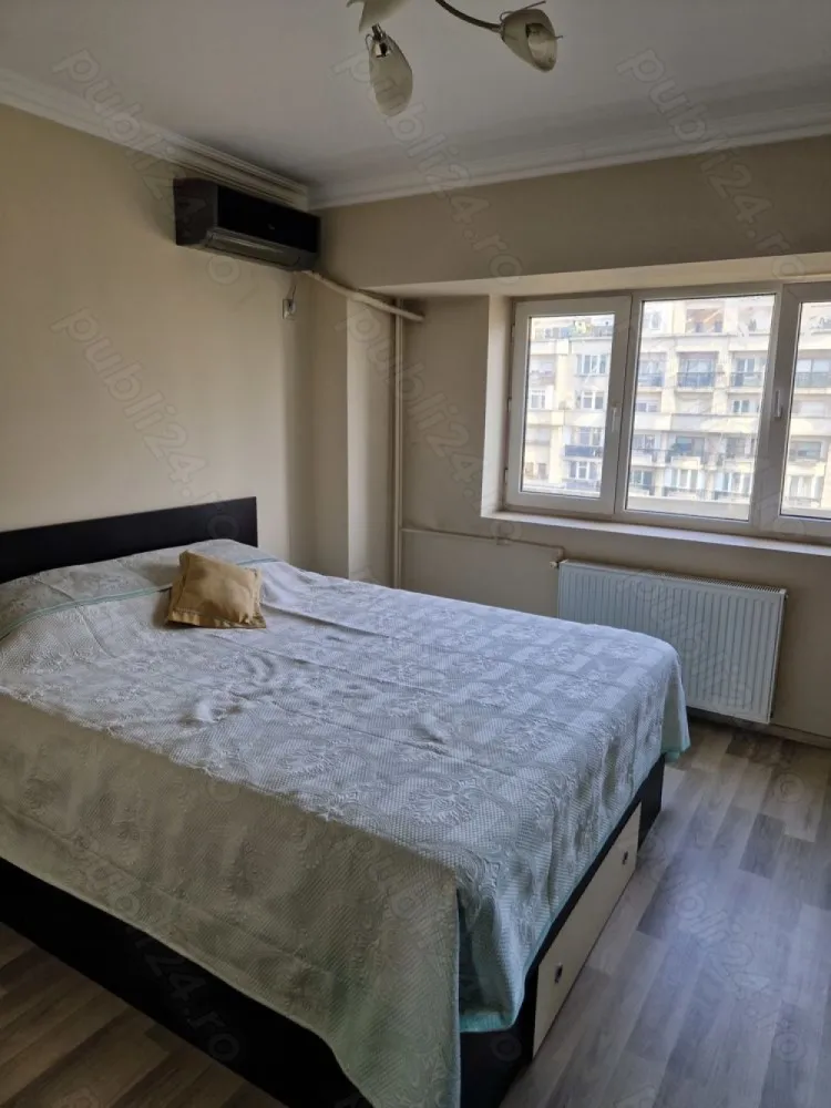 Apartament 3 camere Decebal - Vand apartamanet 3 camere decomandate cu 2 bai si 3 balcoane. Vedere pe fata direct pe Blv Decebal si pe spate. Bloc curat , paza, supraveghere video , aproape de mijloacele de transport. Etajul 7 din 9. Constructie bloc 1996. 2 balcoane pe fata care pot fi folosite ca si terasa atat inchisa cat si deschisa. Aproape de gradinite, supermarket-uri , sala fitness , terase si restaurante.