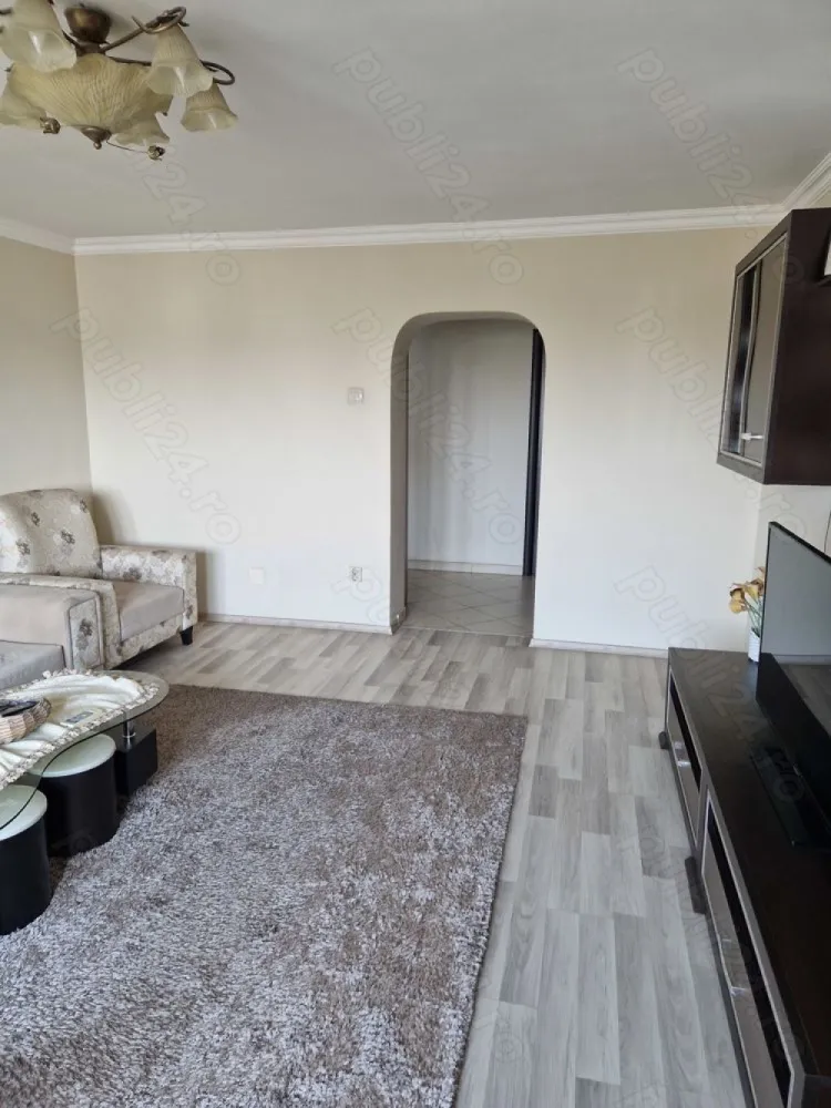 Apartament 3 camere Decebal - Vand apartamanet 3 camere decomandate cu 2 bai si 3 balcoane. Vedere pe fata direct pe Blv Decebal si pe spate. Bloc curat , paza, supraveghere video , aproape de mijloacele de transport. Etajul 7 din 9. Constructie bloc 1996. 2 balcoane pe fata care pot fi folosite ca si terasa atat inchisa cat si deschisa. Aproape de gradinite, supermarket-uri , sala fitness , terase si restaurante.