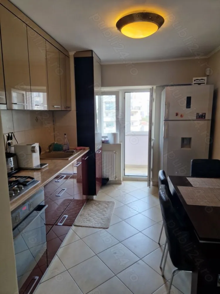 Apartament 3 camere Decebal - Vand apartamanet 3 camere decomandate cu 2 bai si 3 balcoane. Vedere pe fata direct pe Blv Decebal si pe spate. Bloc curat , paza, supraveghere video , aproape de mijloacele de transport. Etajul 7 din 9. Constructie bloc 1996. 2 balcoane pe fata care pot fi folosite ca si terasa atat inchisa cat si deschisa. Aproape de gradinite, supermarket-uri , sala fitness , terase si restaurante.