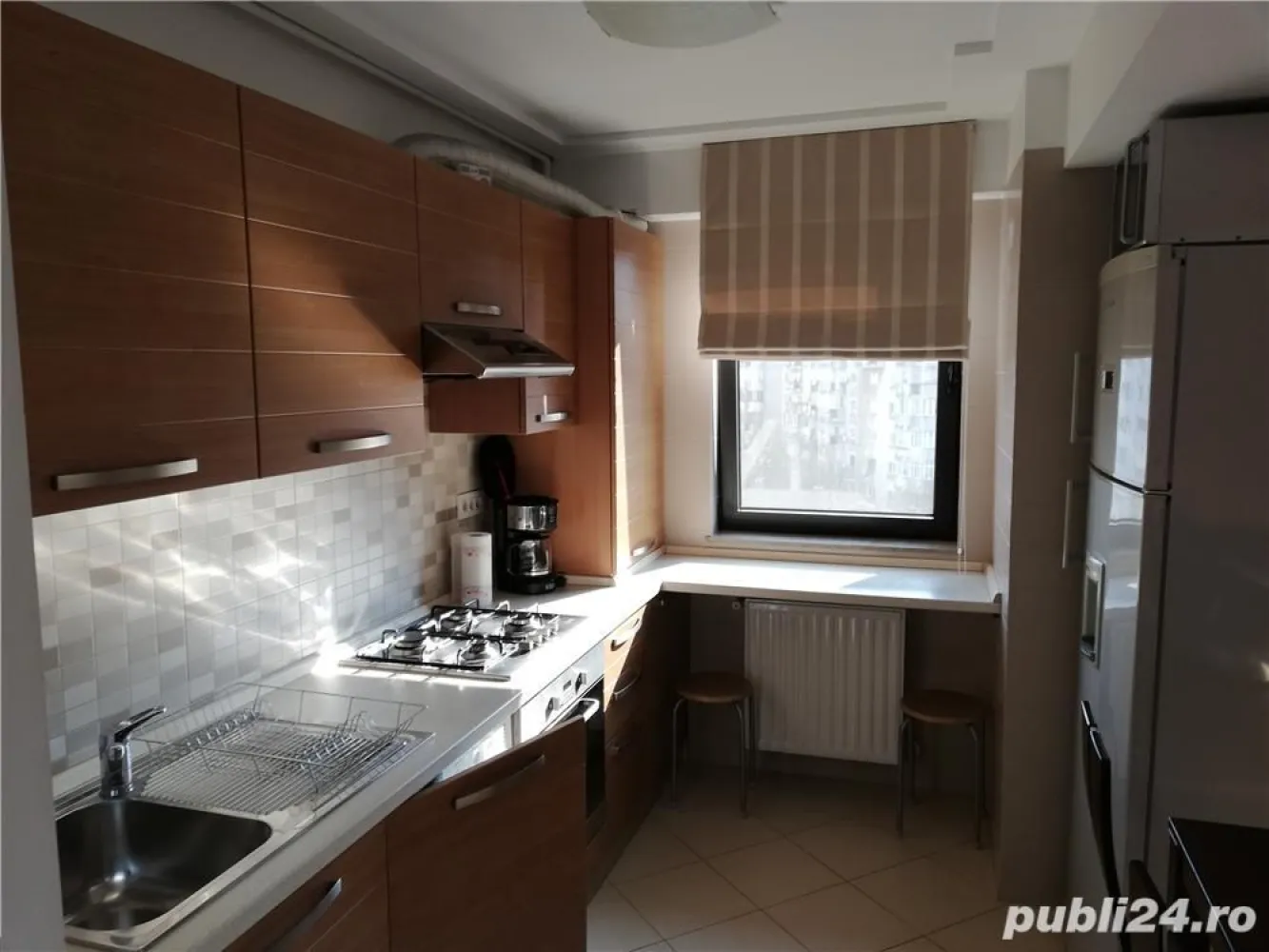 Proprietar vând apartament 3 camere zona Decebal Theodor Speranția - Proprietar, bloc recepție 2009, apartament cumpărat 2010, suprafață utila 67 mp, semidecomandat, etaj 6 din 8. Se poate vinde mobilat și utilat complet, modern, renovat recent, bucătărie deschisa, mobilată Franke și utilată complet, mobilier Mobexpert lemn masiv, CT proprie, AC, 1 balcon deschis de tip logie, 1 baie.