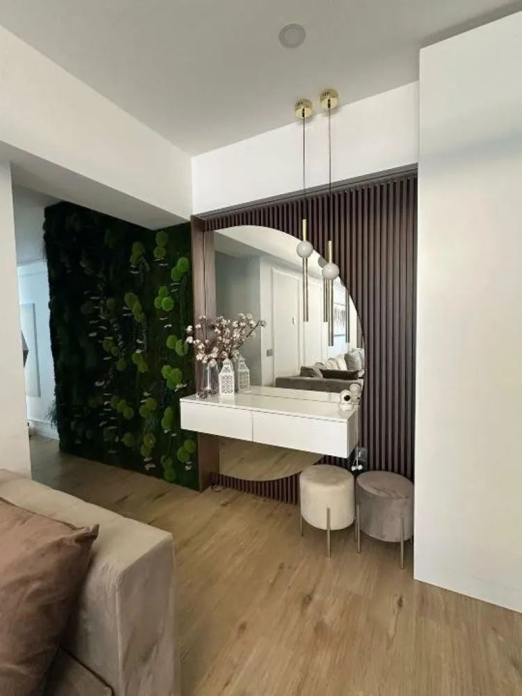 Apartament 3 camere lux cu loc dublu de parcare - Direct proprietar, ofer spre vanzare apartament cu 3 camere, situat in Bucuresti in zona de nord (Belvedere Residences faza 3), intr-un imobil tip bloc, construit in anul 2021, la etajul 5/ 11. Dispune de o suprafata utila de 68 mp + terasa 7mp si un loc de parcare dublu in subteran (inclus in pret). Alcatuit din: camere - 3 , bucatarie - 1, bai - 2, terasa - 1, debara - 1, loc parcare 1 (dublu) Caracteristici: - design facut cu arhitect Delta Studio - centrala termica individuala si incalzire in pardoseala - vedere spre vest (spre curtea interioara) - este smart, setarile de lumini, temperatura se pot actiona si din aplicatia mobila - draperii blackout (Anmar decor) actionate automat (telecomanda sau aplicatie mobila) - intrerupatoare si prize Livolo (smart) - 3 TV-uri smart - 3 A/C multisplit (actionate si din aplicatie mobila) - electrocasnice lux Miele (cuptor, plita, espressor), masina de spalat cu uscator, masina de spalat vase, cuptor cu microunde, hota - piatra bucatarie Sahara Noir (Art Granit) - tapet Glamora, tencnografica - semineu (bioetanol) functional - perete muschi stabilizati - contoare individuale - saltea dormitor Salterra - terasa are vedere spre curtea interioara si lac - acces facil la mijloacele de transport in comun (7 min Metrou Pipera, 1 min statie autobuz, 10 min tramvai) Apartamentul este foarte bine izolat, atat termic cat si fonic si are certificat energetic clasa A. Se vinde complet mobilat si utilat, exact ca in poze. Pretul este negociabil si nu se aplica TVA.