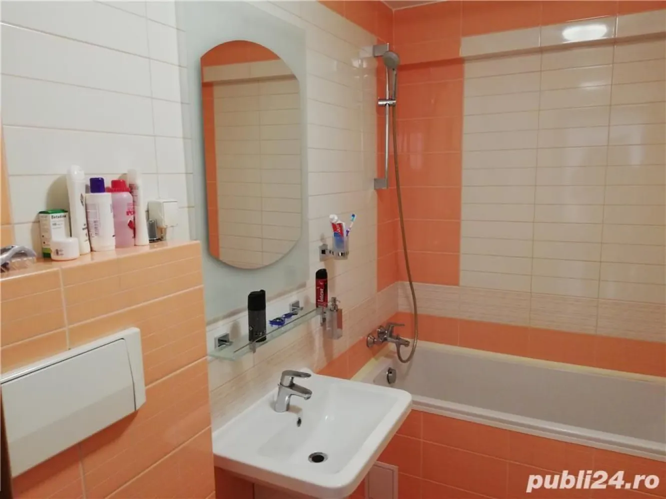 Proprietar vând apartament 3 camere zona Decebal Theodor Speranția - Proprietar, bloc recepție 2009, apartament cumpărat 2010, suprafață utila 67 mp, semidecomandat, etaj 6 din 8. Se poate vinde mobilat și utilat complet, modern, renovat recent, bucătărie deschisa, mobilată Franke și utilată complet, mobilier Mobexpert lemn masiv, CT proprie, AC, 1 balcon deschis de tip logie, 1 baie.