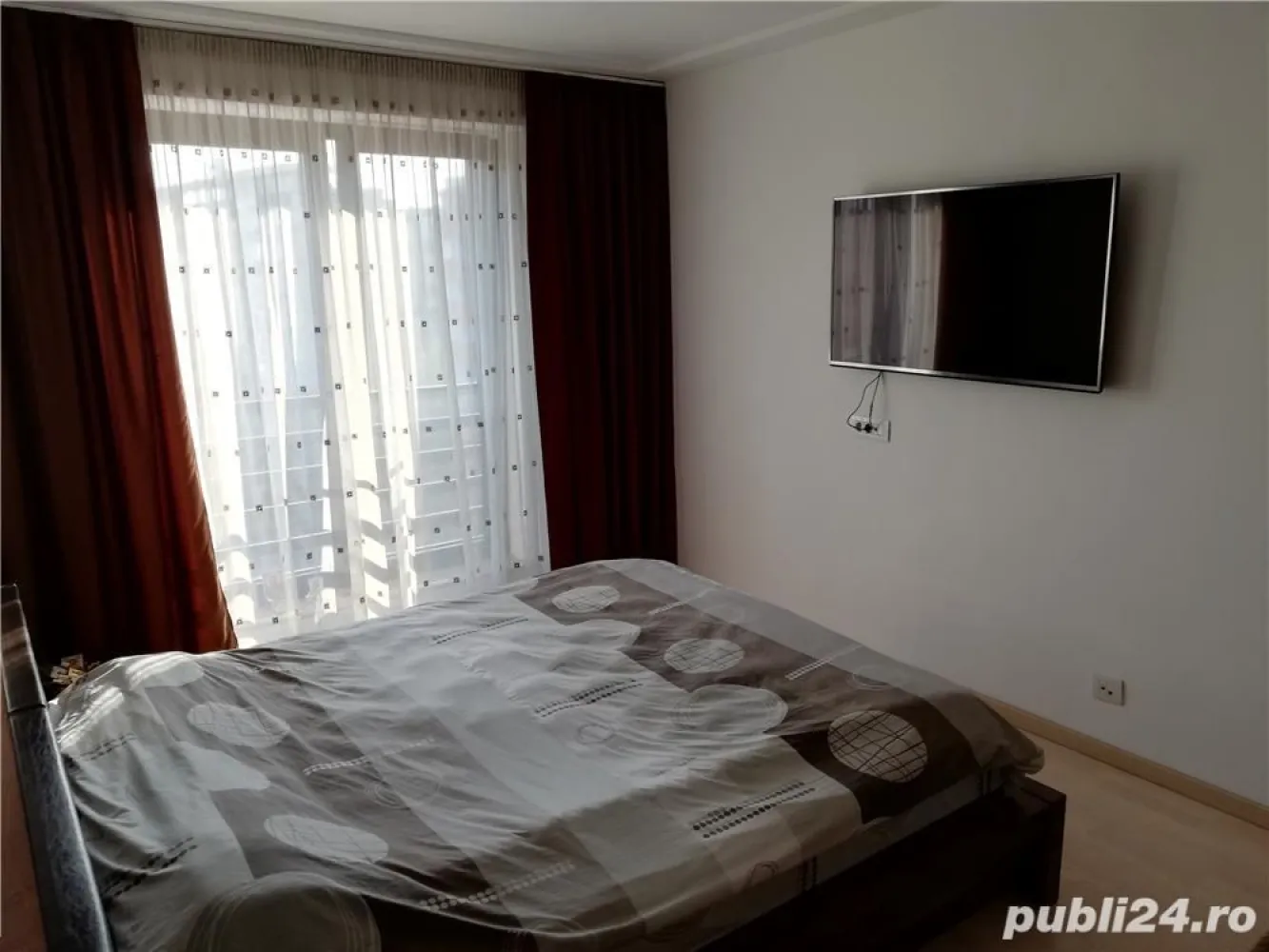 Proprietar vând apartament 3 camere zona Decebal Theodor Speranția - Proprietar, bloc recepție 2009, apartament cumpărat 2010, suprafață utila 67 mp, semidecomandat, etaj 6 din 8. Se poate vinde mobilat și utilat complet, modern, renovat recent, bucătărie deschisa, mobilată Franke și utilată complet, mobilier Mobexpert lemn masiv, CT proprie, AC, 1 balcon deschis de tip logie, 1 baie.