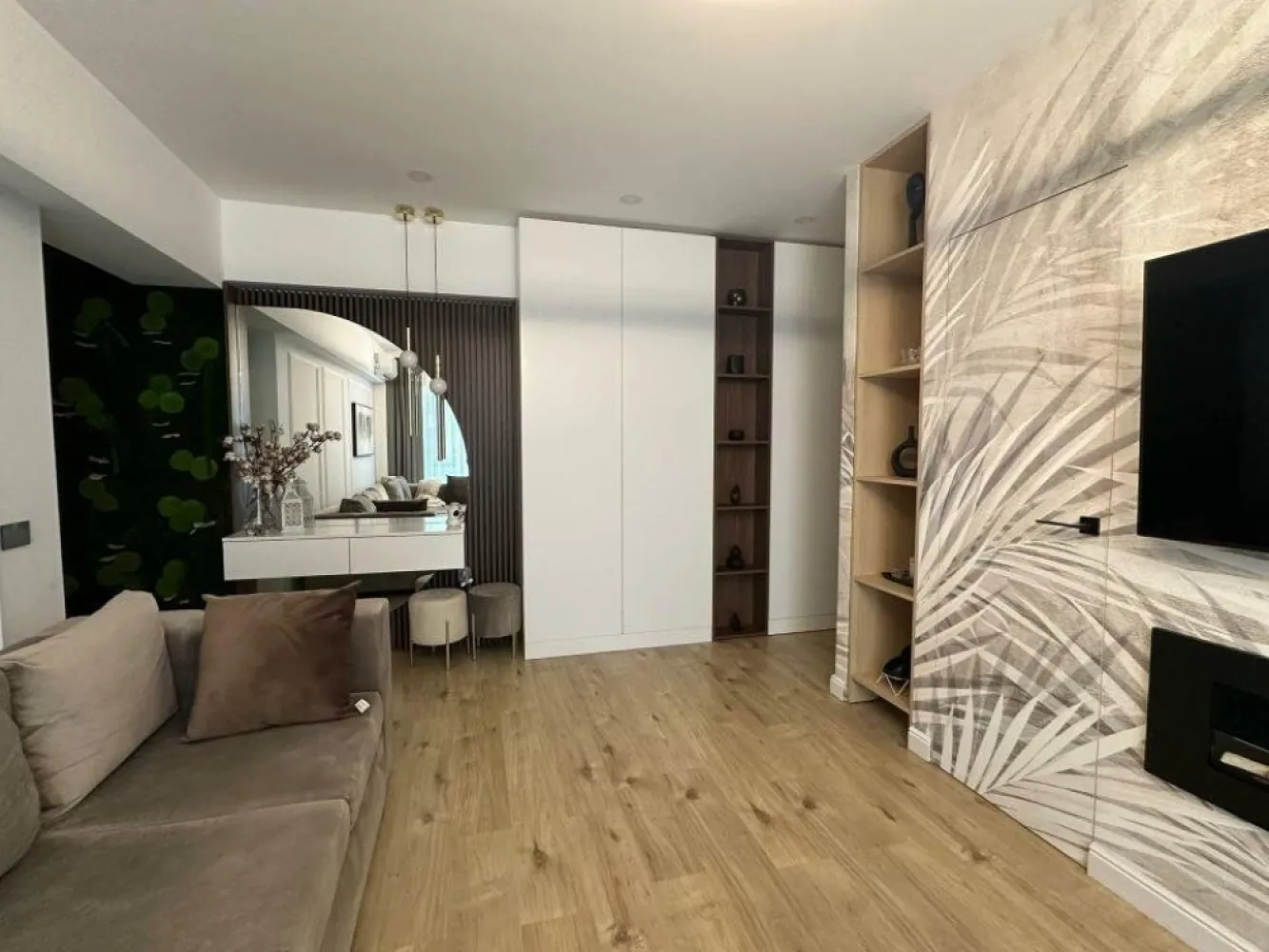 Apartament 3 camere lux cu loc dublu de parcare - Direct proprietar, ofer spre vanzare apartament cu 3 camere, situat in Bucuresti in zona de nord (Belvedere Residences faza 3), intr-un imobil tip bloc, construit in anul 2021, la etajul 5/ 11. Dispune de o suprafata utila de 68 mp + terasa 7mp si un loc de parcare dublu in subteran (inclus in pret). Alcatuit din: camere - 3 , bucatarie - 1, bai - 2, terasa - 1, debara - 1, loc parcare 1 (dublu) Caracteristici: - design facut cu arhitect Delta Studio - centrala termica individuala si incalzire in pardoseala - vedere spre vest (spre curtea interioara) - este smart, setarile de lumini, temperatura se pot actiona si din aplicatia mobila - draperii blackout (Anmar decor) actionate automat (telecomanda sau aplicatie mobila) - intrerupatoare si prize Livolo (smart) - 3 TV-uri smart - 3 A/C multisplit (actionate si din aplicatie mobila) - electrocasnice lux Miele (cuptor, plita, espressor), masina de spalat cu uscator, masina de spalat vase, cuptor cu microunde, hota - piatra bucatarie Sahara Noir (Art Granit) - tapet Glamora, tencnografica - semineu (bioetanol) functional - perete muschi stabilizati - contoare individuale - saltea dormitor Salterra - terasa are vedere spre curtea interioara si lac - acces facil la mijloacele de transport in comun (7 min Metrou Pipera, 1 min statie autobuz, 10 min tramvai) Apartamentul este foarte bine izolat, atat termic cat si fonic si are certificat energetic clasa A. Se vinde complet mobilat si utilat, exact ca in poze. Pretul este negociabil si nu se aplica TVA.