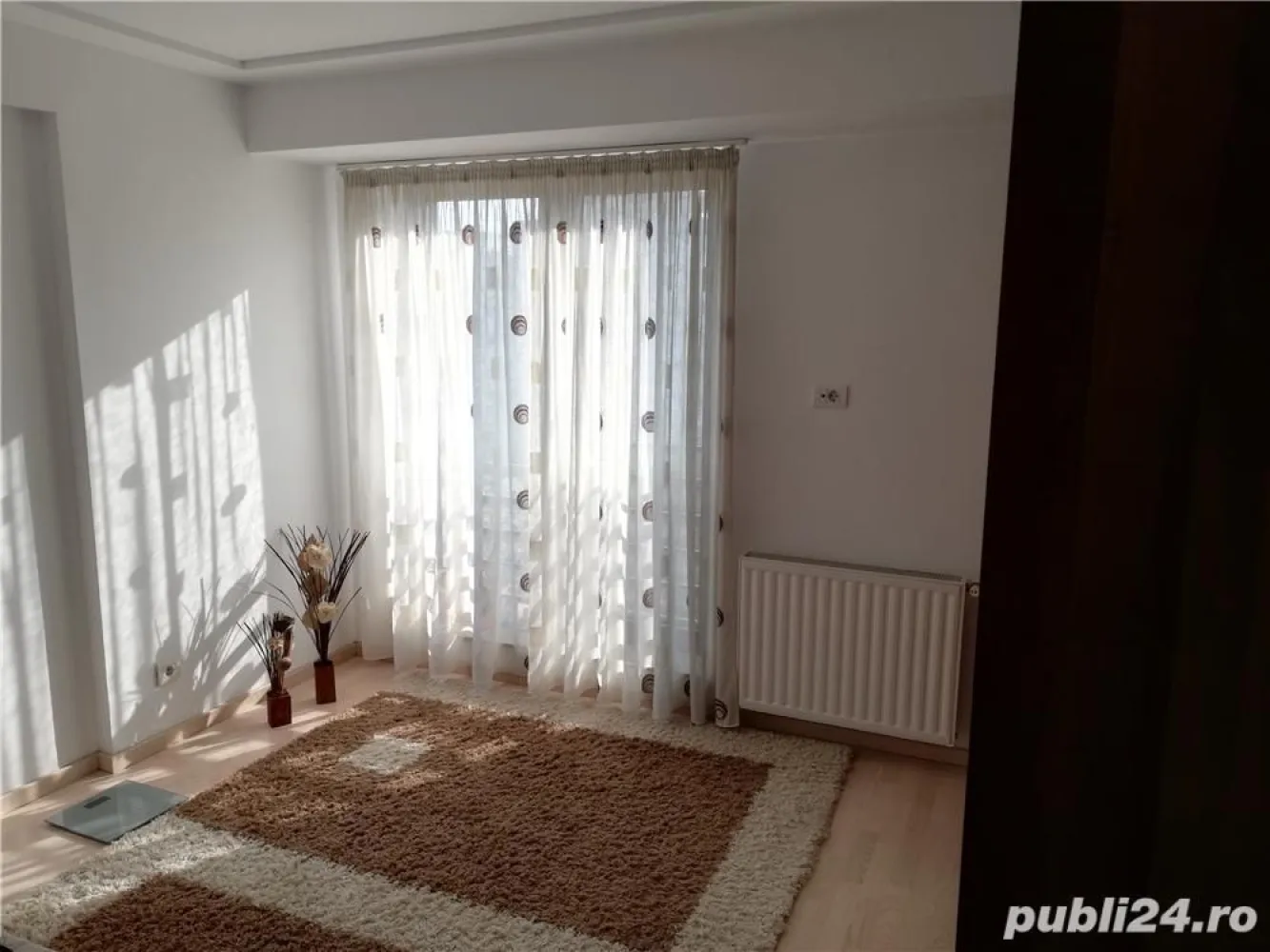 Proprietar vând apartament 3 camere zona Decebal Theodor Speranția - Proprietar, bloc recepție 2009, apartament cumpărat 2010, suprafață utila 67 mp, semidecomandat, etaj 6 din 8. Se poate vinde mobilat și utilat complet, modern, renovat recent, bucătărie deschisa, mobilată Franke și utilată complet, mobilier Mobexpert lemn masiv, CT proprie, AC, 1 balcon deschis de tip logie, 1 baie.
