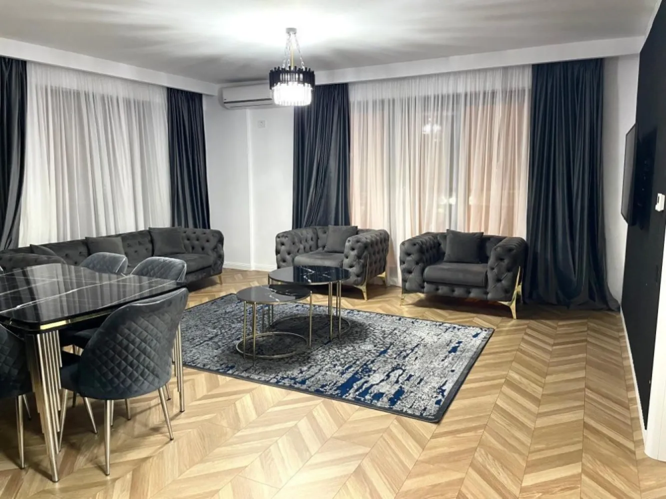 Apartament 3 Camere 2 Bai 126Mp Damaroaia Lagoon Park Bucureștii Noi - DIRECT PROPRIETAR 0% COMISION Apartament 3 126 Mp2 Construiti/105MP2 utili Camere Premium 2 Grupuri Sanitare 1 Debara 1 Bucătărie(Se poate închide la cerere) 1 Terasa Loc de parcare la subsol ( 15.000€ ) Imobil finalizat 2023 *In fata imobilului se afla Statia de autobuz 331 si statia de tramvai 24,la doar 3 statii de Tramvai se afla Metrou Jiului,Scoli,gradinite,etc* Apartamentul vine dotat cu : - Gresie/Faianta Atlas Concorde Italy (190 lei mp2) - Parchet 12mm (100 lei) dedicat pentru incalzire in pardoseala - Usi Pinum - Obiecte sanitare Baie ImoRom (Valea Cascadelor) - Bucatarie facuta pe comanda (20.000 lei) Date tehnice: -Încălzire în pardoseala Tece cu termostat in fiecare camera (Germania) -Tâmplărie Rehau Synego 7 Camere Geam Tripan -Feronerie Rotto -Mânere Secustice -Cărămidă PoroTherm Robust Clasa A -Izola ie exterioara Caparol(Eps 80 Dalmatina) -Tencuiala decorativa Caparol -Usa intrare Apartament Maco (Închidere în 3 Puncte) -Video-Interfon Electra -Imobil monitorizat Video -Parcare subterana la cerere -Centrală termică Saunier Duval(28kw Clasa A consum) -Rezervoare WC Încastrate Grohe -Terasa sticla securizata 16mm -Instalatie electrica Gewiss Cupru -Prize întrerupătoare Gewiss Modulara -Granit pe trepte si Casa Scarii -Balcon din stilca securizata 8x8 -Contorizare separata -Costuri de întreţinere infime Toate actele sunt pregatite pentru vanzare (Prima casa,Credit Ipotecar,etc) In vecinatate avem LAGOON PARK, Petrom City,Ana Tower,Casa Presei,Parcul Bazilescu,Parcul Izbiceni,etc..