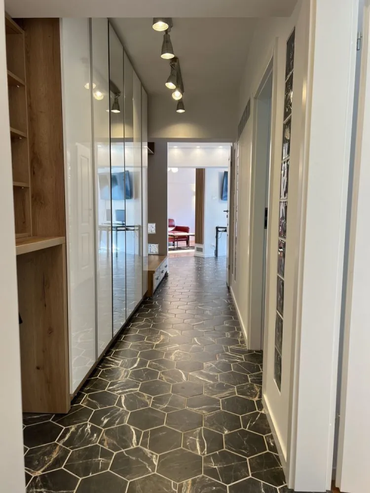 Apartament Baneasa Antena 1 pozitie unica 3 cam 2bai 2 parcare - Baneasa Antena 1 pozitie dominanta, 3 camere decomandat, 77mp, 2bai La 5 minute de mers pe jos pana la intrarea din parcul Herastrau. Adresa: Baneasa, Sos.Bucuresti-Ploiesti Nr.12, Sect.1 Pretabil si cabinet notarial, dentist etc. Spatiu Living+Sufragerie+Bucatarie open in total 40mp, 2 dormitoare, 1x baie cu cada, 1x baie pt living. 1x Loc de parcare la umbra; Ocazie: extrem de putine apartamente cu aceasta pozitie privilegiata de-a lungul timpului oferite spre vanzare. Bloc foarte solid (1982) cu vecini deosebiti, Etaj 1/4; fara lift (nici nu e nevoie la et.1), linistit. 3x aparate A/C. Incalzire cu centrala de cartier cu costuri f mici, nu a fost nevoie niciodata de centrala de apartament. Vedere frontala neobturata, bloc etalon (pe vremea lui Ceausescu toate blocurile cu vedere la o sosea de importanta acesteia aveau alte finisaje superioare inca din conceptie si constructie), nu confundati cu blocurile din interiorul cartierului. Luminos. Renovat profesional in 2022 (eur45k) cu totul nou: Tamplarie premium Qfort cu geamuri triple UV- nu sunt geamurile normale de termopan din reabilitare termica, usa exterior blindata Minerva/Securemme (Italia); Baterii Grohe, Se vinde complet mobilat, utilat. Proprietar (primul de la construtia initiala si pana acum). Fara Comisioane. Certificat energetic. Cadastru. Intabulare. Toate actele ok pt vanzare. Mai multe detalii la tel., filmare disponibila pe watsup.